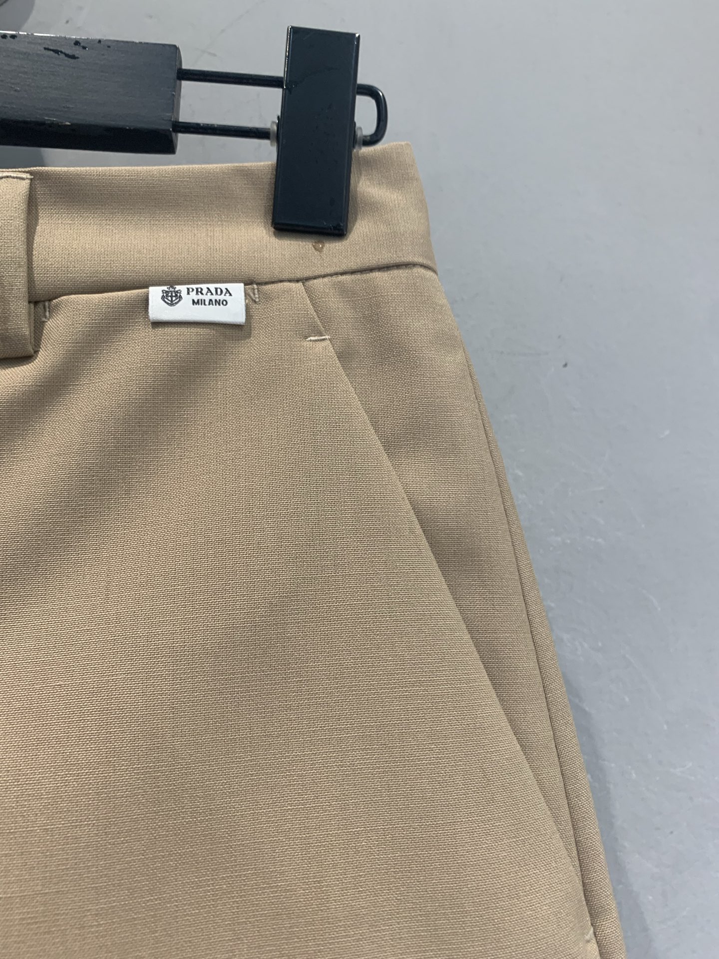 新款🆕 原版开发 Prad*早秋新款时髦百搭刺绣logo纯色羊毛短裤。简约设计，羊毛面料柔软透气，秋天穿