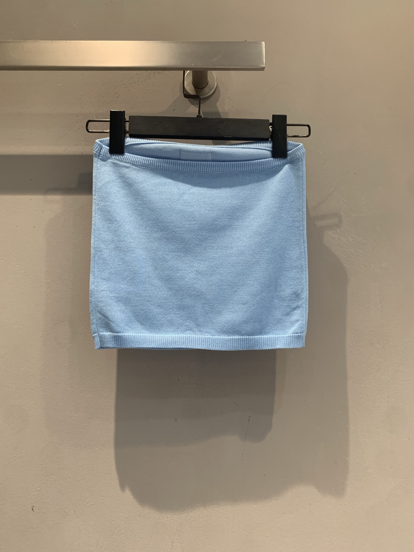 新款🆕 原版开发 Miumi*春夏新款时髦百搭黑标针织抹胸。柔软贴肤面料，夏天穿超舒服！简约设计+品牌织
