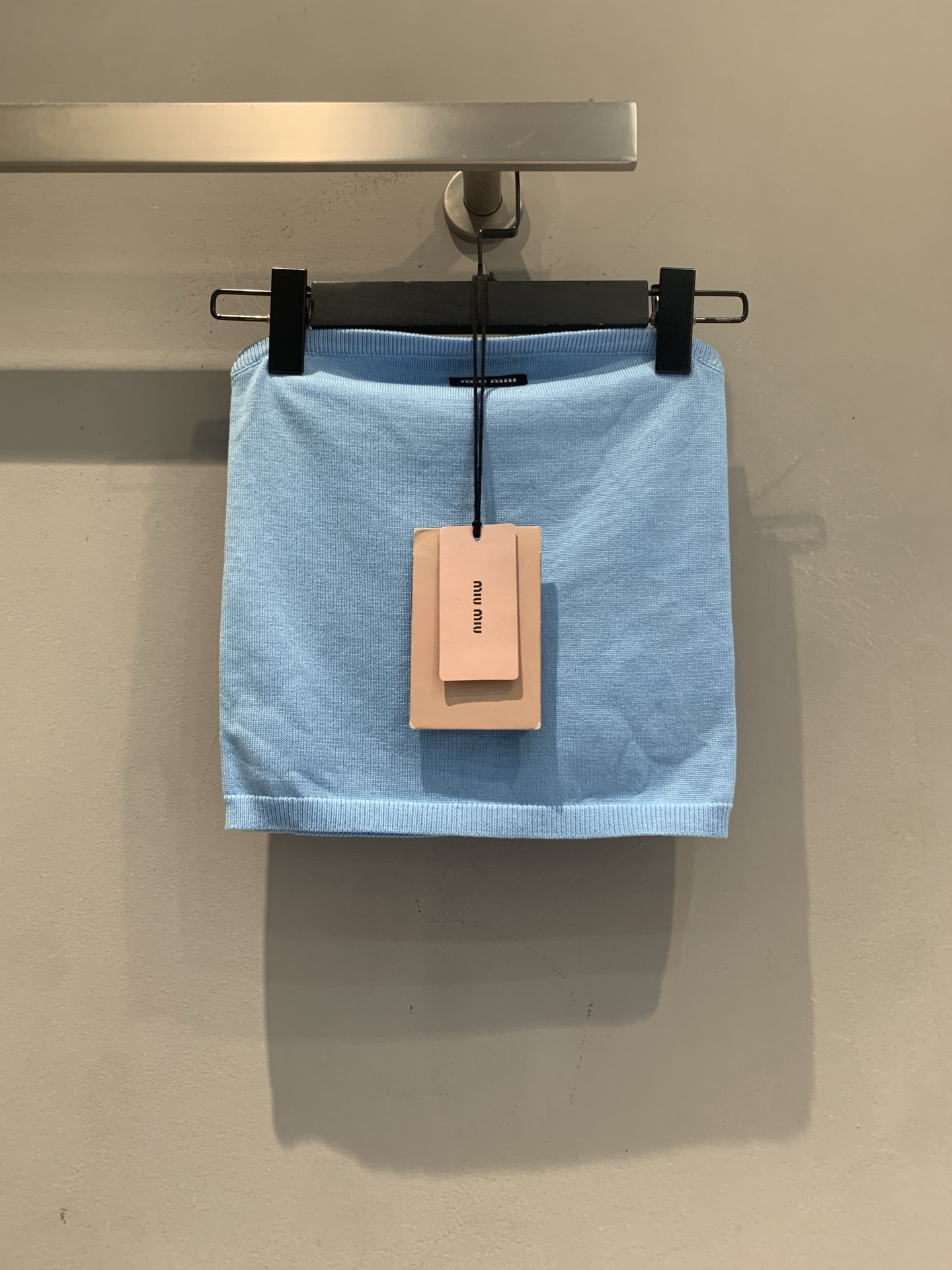 NO:904172,The new model has been shipped. The original developed Miumi* new spring and summer fashionable and versatile black label knitted tube top. Soft and skin-friendly fabric, super comfortable to wear in summer!  Simple design + branded webbing, perfect for recognition. The light blue is white and fresh, and the yellow leather sisters are friendly, easily creating a summer energetic look. Paired with jeans or skirts, it is suitable for daily outings and dates. You can switch between pure lust or sweet and cool style at will. It is a must-have and versatile item for summer wardrobe!  Code numberSML,,miumiu,skirts,jeans,19860909新款出货啦 原版开发 Miumi*春夏新款时髦百搭黑标针织抹胸.柔软贴肤面料,夏天穿超舒服！简约设计+品牌织带,辨识度满分.浅蓝显白又清新,黄皮姐妹友好,轻松打造夏日活力look.搭配牛仔裤或半裙,日常出街、约会都很适合,纯欲or甜酷风随心切换,是夏季衣橱必备百搭单品！码数SML,,miumiu,skirts,jeans,,Women's clothing
