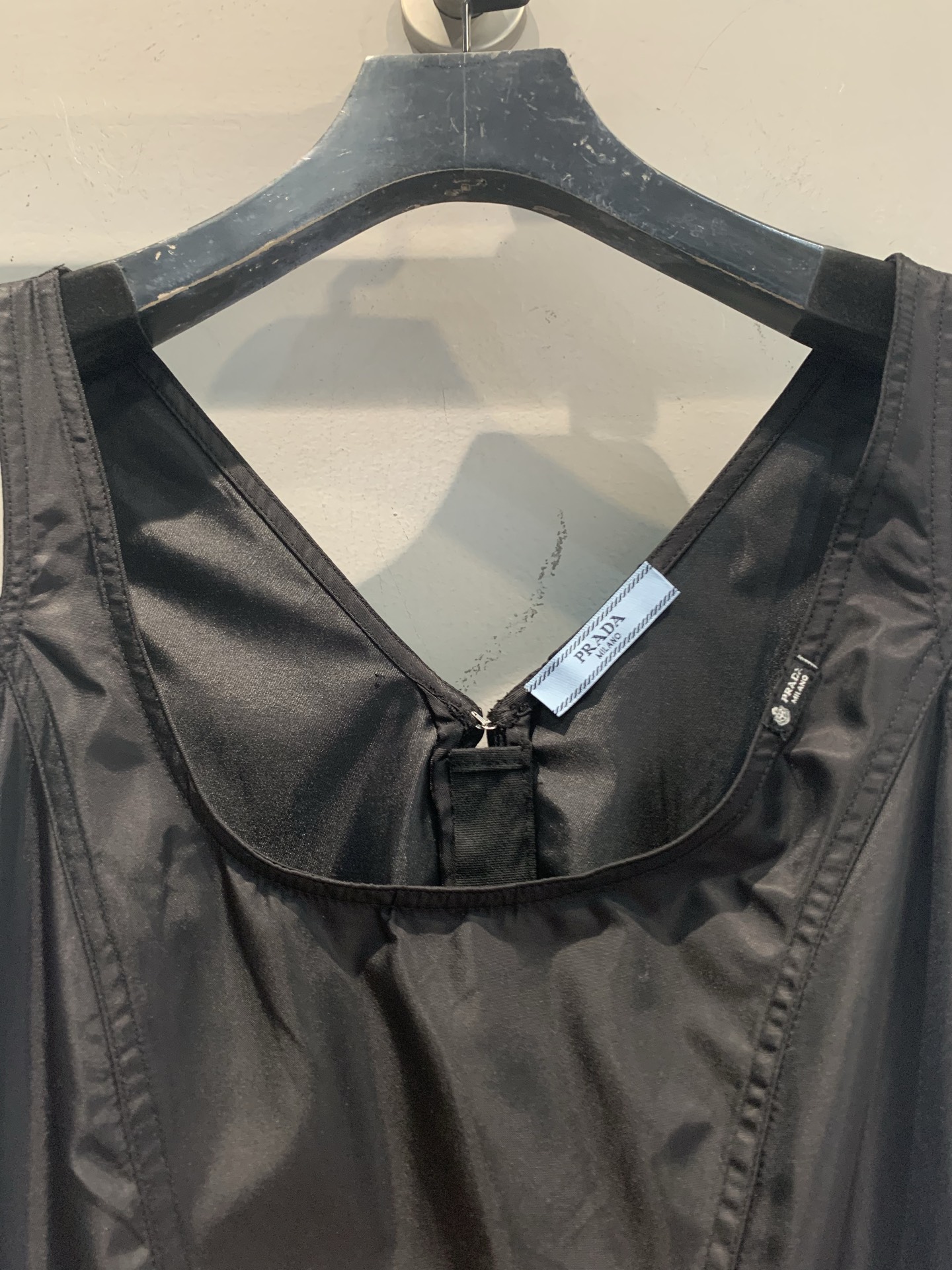 新款🆕 原版开发 Prad*春夏新款时髦复古蕾丝花边黑色连衣裙。采用轻薄缎面，触感柔滑有光泽，简约优雅风
