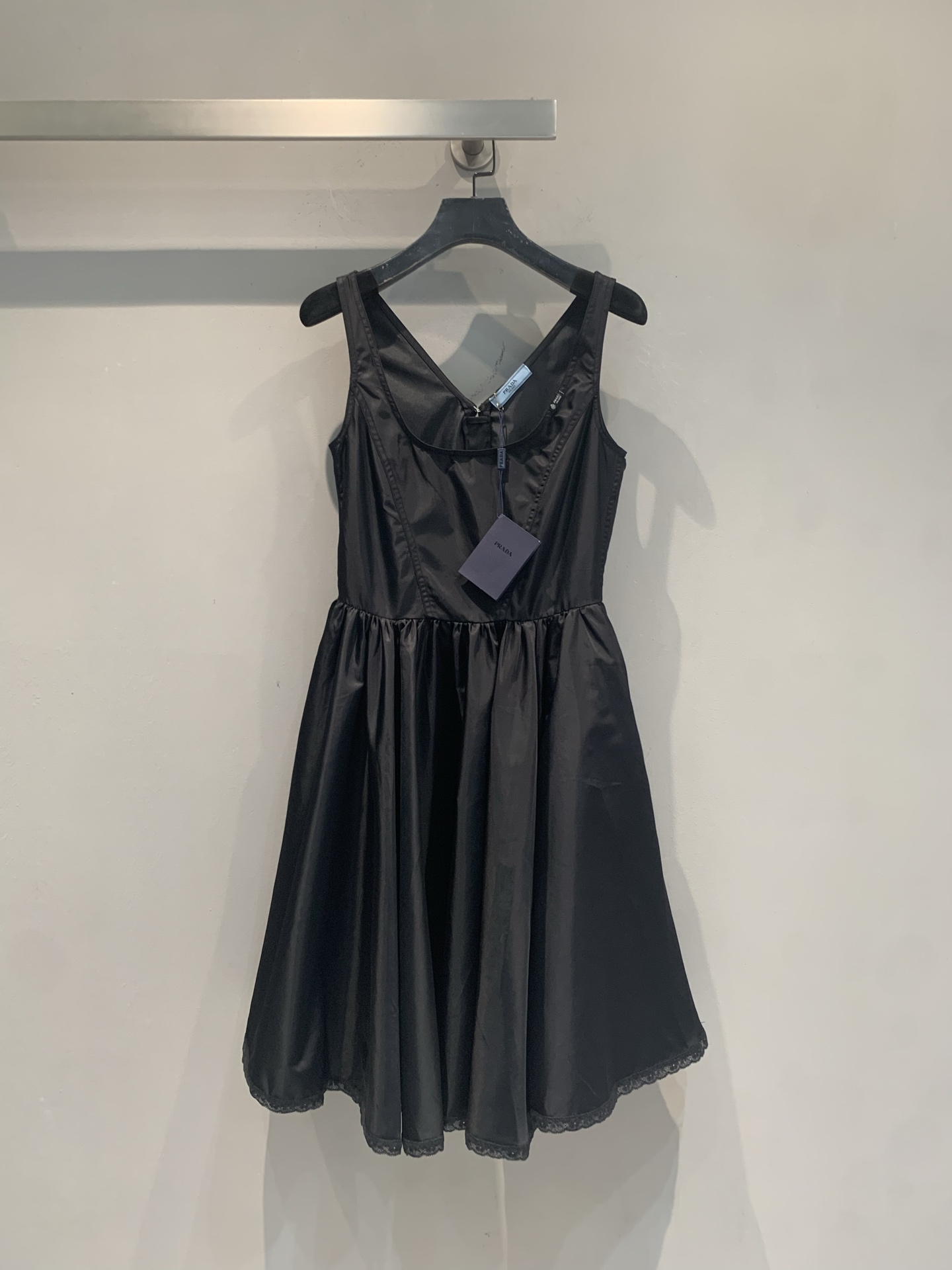 NO:904181,The new model is shipping. The original development of Prad* spring and summer new fashionable retro lace black dress. Made of light satin, smooth and shiny to the touch, simple and elegant style, super versatile!  V-neck + backless design, adjustable shoulder straps, A-line skirt to modify the figure, and lace details are super bonus points. It can be easily worn in daily or formal occasions. Pair it with high heels or exquisite accessories to enhance your temperament!  Size SML,,prada,high heels,skirts,19860909新款出货啦 原版开发 Prad*春夏新款时髦复古蕾丝花边黑色连衣裙.采用轻薄缎面,触感柔滑有光泽,简约优雅风格超百搭！V领+露背设计,肩带可调节,A字裙摆修饰身形,蕾丝边细节超加分.无论日常还是正式场合都能轻松驾驭,搭配高跟鞋或精致配饰,气质直接拉满！码数SML,,prada,high heels,skirts,,Women's clothing