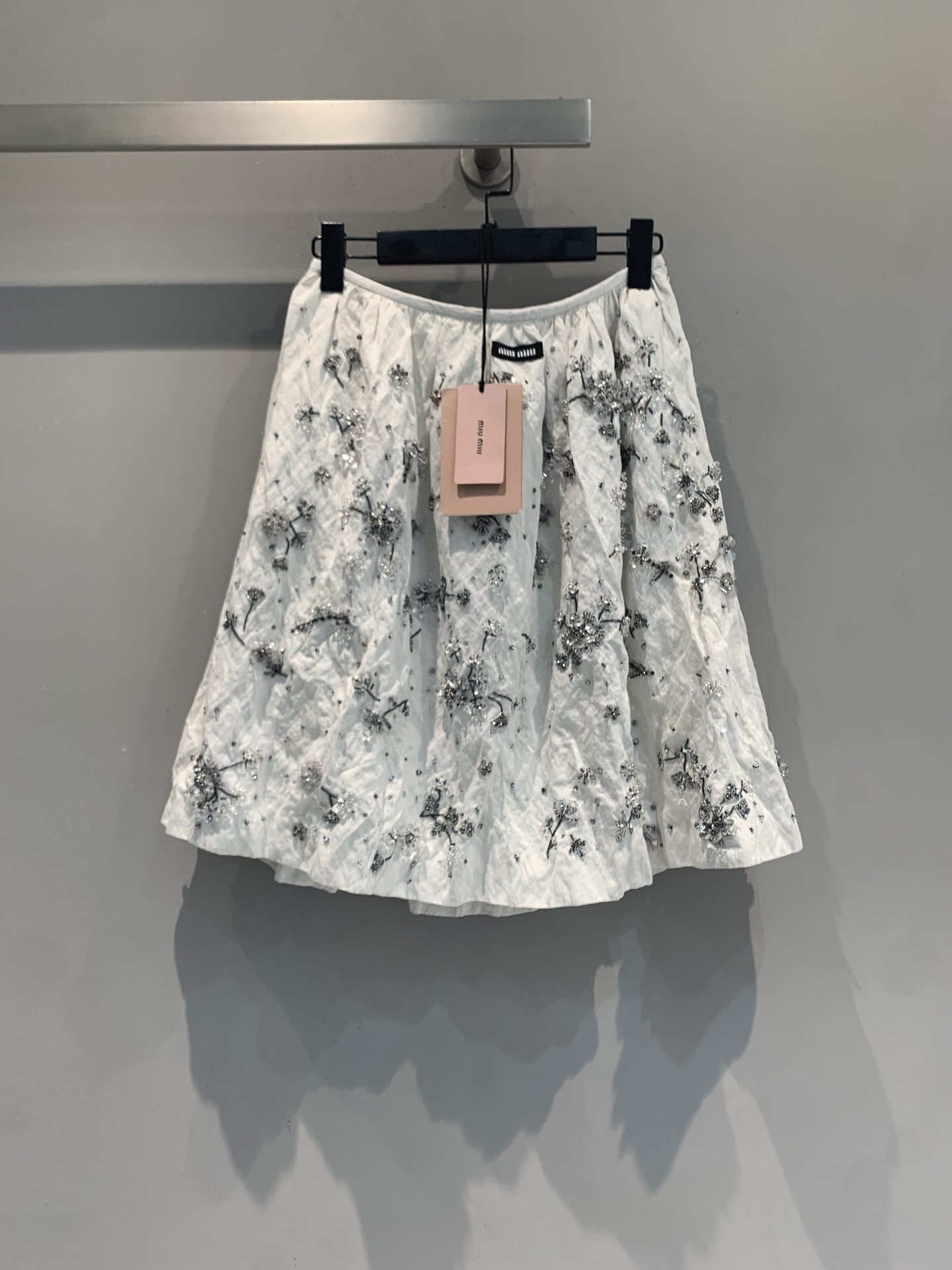 NO:904154,The new model is shipping. The original developed Miumi* new spring and summer fashionable and versatile heavy beaded floral skirt, made of white cotton fabric + exquisite floral, hand-beaded embellishment, gorgeous and romantic. The A-line skirt covers the flesh and looks slimmer. It is super breathable for spring and summer, and the blingbling is super eye-catching in the sun!  Pair it with a white shirt or knitted sweater for a sweet and cool lady style, which is perfect for afternoon tea and parties. It is elegant and smart, and can be easily controlled by small people~Size SML,,miumiu,skirts,shirts,19860909新款出货啦 原版开发 Miumi*春夏新款时髦百搭重工钉珠碎花半裙,白色棉质面料+精致碎花,手工钉珠点缀,华丽又浪漫.A字裙摆遮肉显瘦,春夏穿超透气,阳光下blingbling超吸睛！搭配白衬衫或针织衫,甜酷大小姐风get,下午茶、聚会都很出片,优雅灵动,小个子也能轻松驾驭～码数SML,,miumiu,skirts,shirts,,Women's clothing
