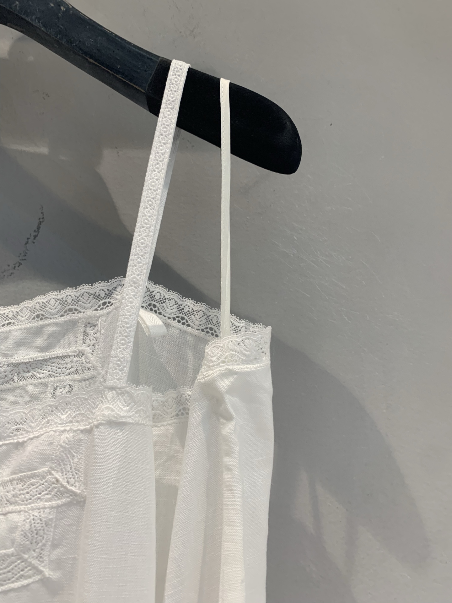 新款🆕 原版开发 Prad*春夏新款时髦百搭镂空刺绣吊带连衣裙，轻薄透气面料+简约设计，夏天穿超舒服！细