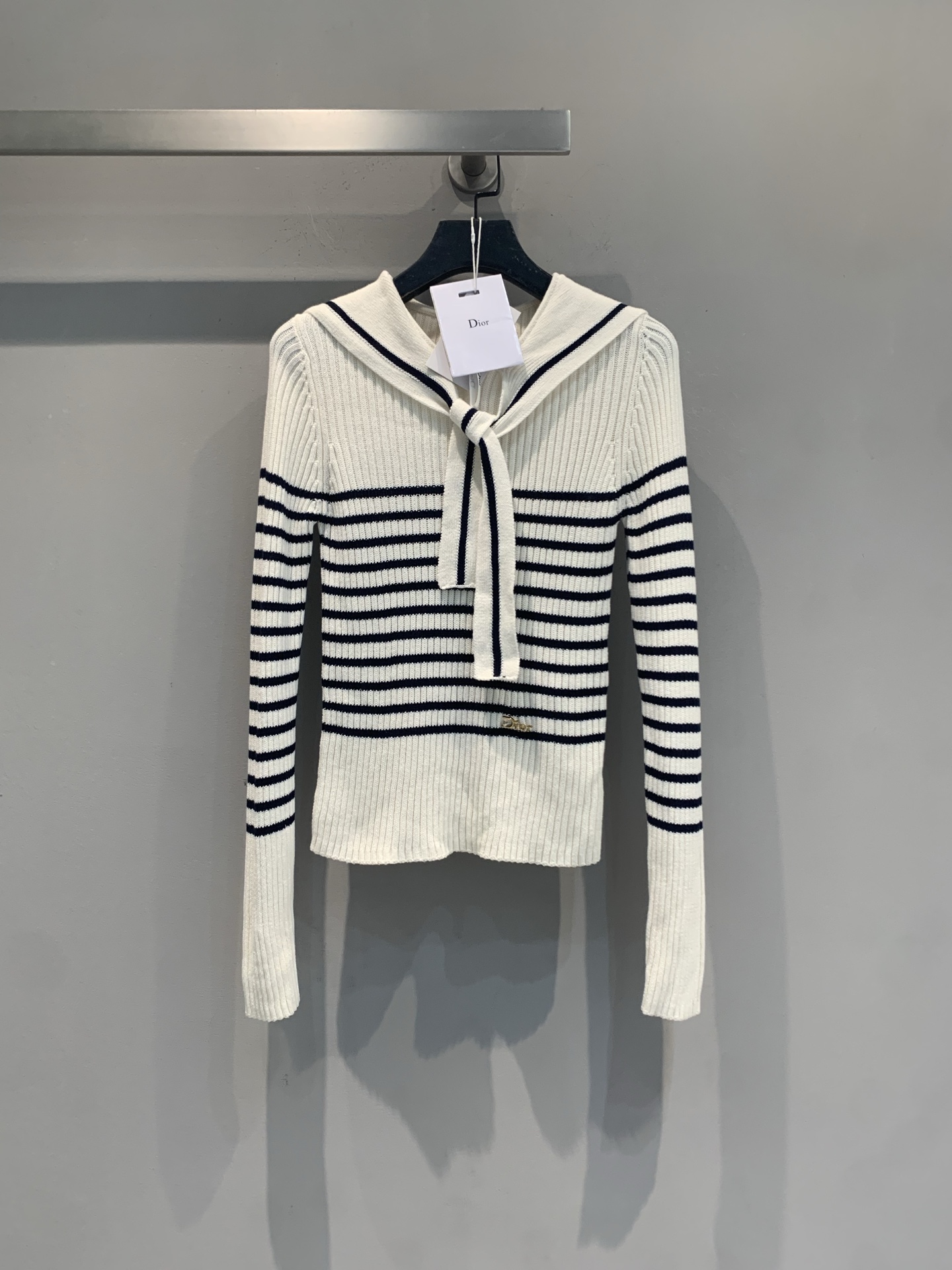 NO:902725,The new model has been shipped. The original development CD is a new fashionable and versatile navy collar striped sweater for early autumn. It adopts a classic navy collar + black and white stripe design, full of French retro feel!  Made of pure cotton, soft and warm, it is perfect for spring and autumn. The lapel lace details are a plus, and the double zipper design is practical and fashionable. The silhouette is slim and can be worn alone or layered with jackets. It can be easily used for commuting and leisure. It is a must-have and versatile item in the wardrobe!  Size 36 38 40,,jackets & coats,19860909新款出货啦 原版开发 CD早秋新款时髦百搭海军领条纹针织衫.采用经典海军领+黑白条纹设计,法式复古感满满！纯棉材质,柔软又保暖,春秋穿超合适～翻领系带细节超加分,双拉链设计实用又时髦.版型显瘦,单穿或叠搭外套都很OK,通勤休闲都能轻松驾驭,是衣橱必备百搭单品！码数36 38 40,,jackets & coats,,Women's clothing