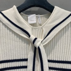 新款🆕 原版开发 CD早秋新款时髦百搭海军领条纹针织衫。采用经典海军领+黑白条纹设计,法式复古感满满!1 新款🆕 原版开发 CD早秋新款时髦百搭海军领条纹针织衫。采用经典海军领+黑白条纹设计,法式复古感满满!1