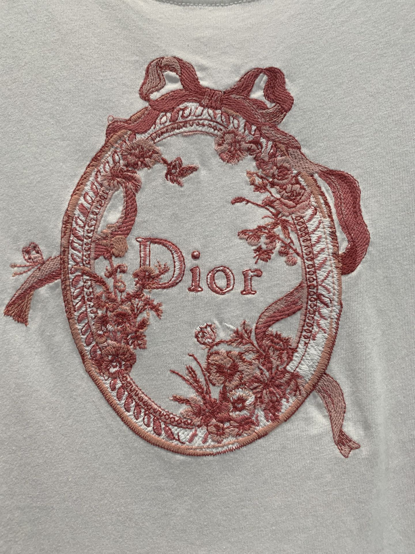 新款🆕 原版开发 CD春夏新款时髦百搭徽章logo短袖T恤，正面红色印花超吸睛，椭圆徽章+蝴蝶结+品牌标