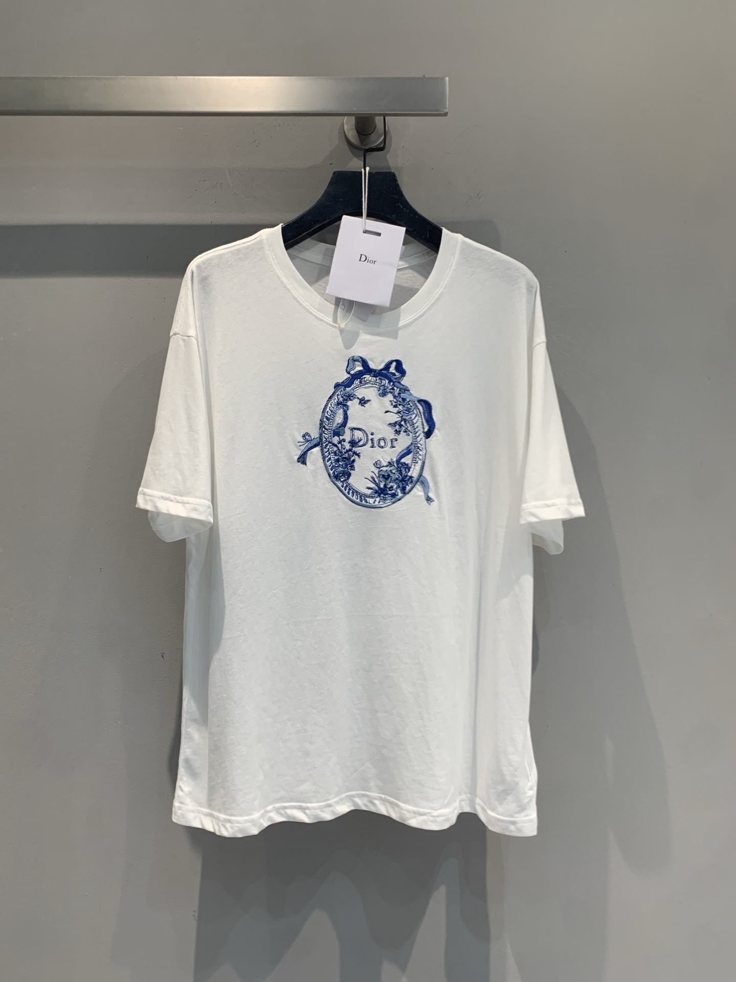 NO:901417,The new model has been shipped. The original development CD spring and summer new fashionable and versatile badge logo short-sleeved T-shirt, the blue print on the front is super eye-catching, the oval badge + bow + brand logo, full of French elegance. High-quality cotton material, soft and breathable, super comfortable to wear in summer!  The loose version looks great with jeans or skirts, and can be easily used for daily commuting and leisure ~ Size 36 38 40, skirts, jeans, T-shirts, tees, t-shirts,19860909新款出货啦 原版开发 CD春夏新款时髦百搭徽章logo短袖T恤,正面蓝色印花超吸睛,椭圆徽章+蝴蝶结+品牌标志,法式优雅满满.高品质棉料,柔软透气,夏天穿超舒服！宽松版型,随便搭牛仔裤or半裙都很出彩,日常通勤、休闲都能轻松驾驭～码数36 38 40,,skirts,jeans,T-shirt,tees，t-shirt,,Women's clothing