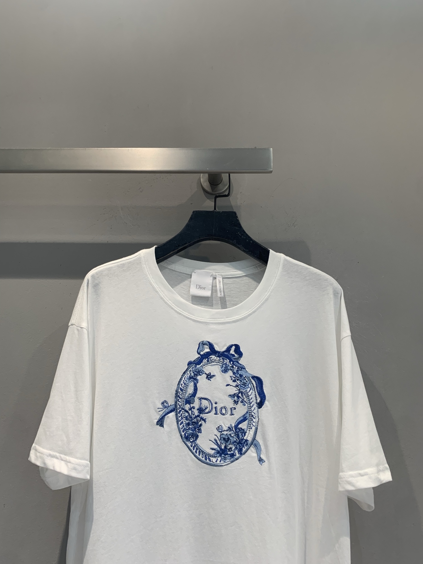 新款🆕 原版开发 CD春夏新款时髦百搭徽章logo短袖T恤，正面蓝色印花超吸睛，椭圆徽章+蝴蝶结+品牌标