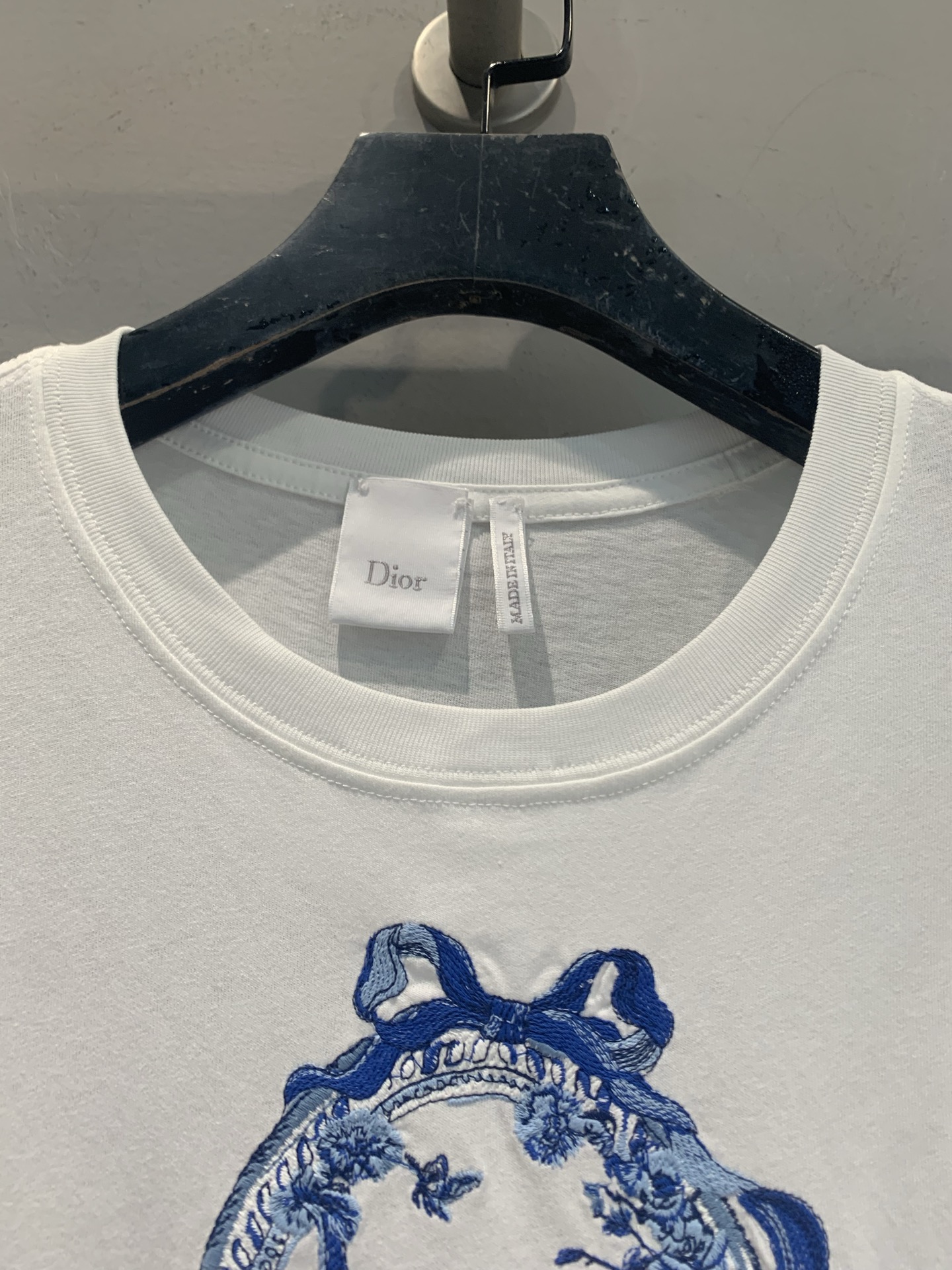 新款🆕 原版开发 CD春夏新款时髦百搭徽章logo短袖T恤，正面蓝色印花超吸睛，椭圆徽章+蝴蝶结+品牌标