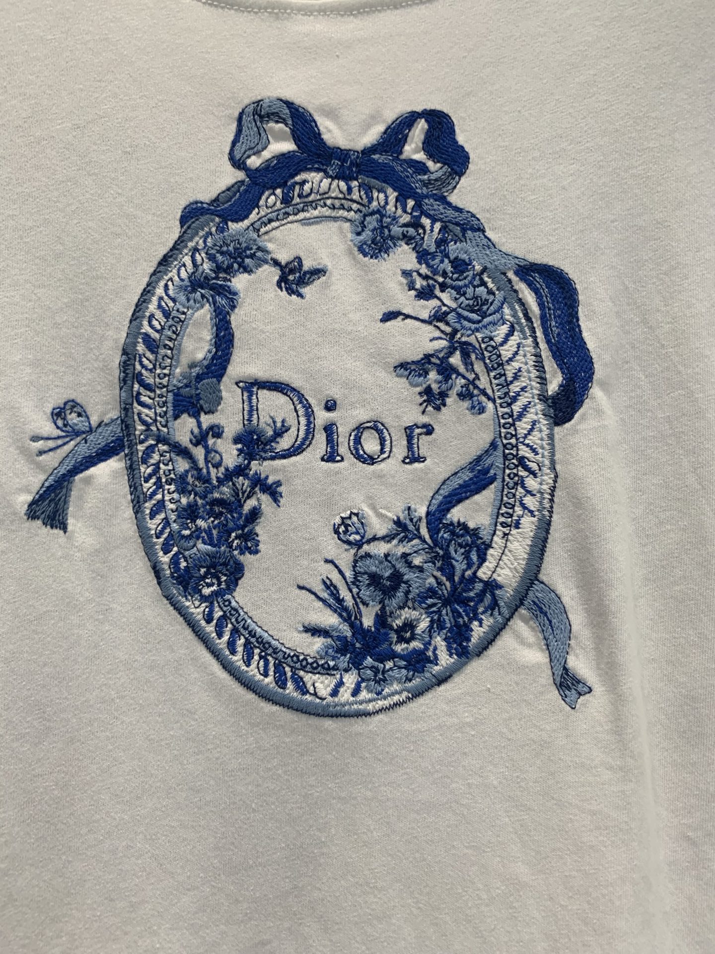 新款🆕 原版开发 CD春夏新款时髦百搭徽章logo短袖T恤，正面蓝色印花超吸睛，椭圆徽章+蝴蝶结+品牌标