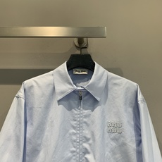 新款🆕 原版开发 Miumi*早秋新款时髦百搭刺绣logo婴儿蓝短款夹克,低饱和度蓝色超清新,轻薄面料春 新款🆕 原版开发 Miumi*早秋新款时髦百搭刺绣logo婴儿蓝短款夹克,低饱和度蓝色超清新,轻薄面料春