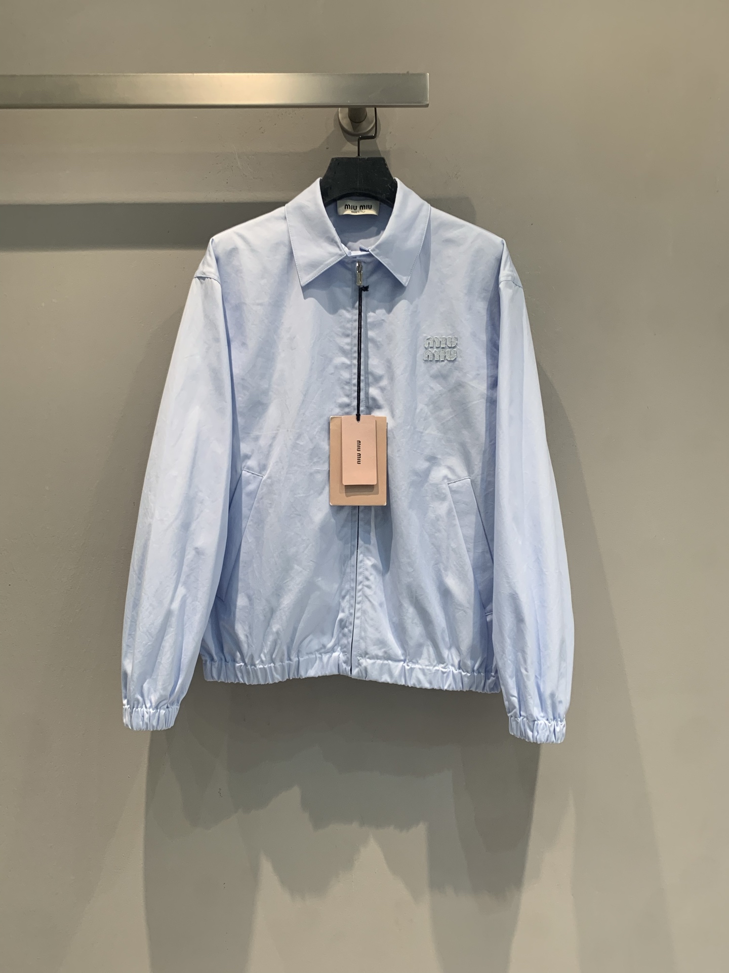 NO:901407,The new model is shipping, originally developed by Miumi* for early autumn, new fashionable and versatile embroidered logo baby blue short jacket, low saturation blue is super fresh, light and thin fabric is super comfortable to wear in spring and summer!  The short design makes you taller and slimmer, and the embossed logo on the chest is low-key and recognizable. The zipper closure + elastic cuffs are practical and fashionable, and can be easily used for commuting, dating, and shopping. Pair it with a striped shirt or straight pants for a perfect sense of layering and a salty atmosphere!  Size SML,,miumiu,jackets & coats,shirts,19860909新款出货啦 原版开发 Miumi*早秋新款时髦百搭刺绣logo婴儿蓝短款夹克,低饱和度蓝色超清新,轻薄面料春夏穿超舒服！短款设计显高显瘦,胸前浮雕Logo低调又有辨识度.拉链开合+松紧袖口,实用又时髦,通勤、约会、逛展都能轻松驾驭～搭配条纹衬衫或直筒裤,层次感满分,盐系氛围轻松拿捏！码数SML,,miumiu,jackets & coats,shirts,,Women's clothing