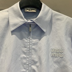 新款🆕 原版开发 Miumi*早秋新款时髦百搭刺绣logo婴儿蓝短款夹克,低饱和度蓝色超清新,轻薄面料春 新款🆕 原版开发 Miumi*早秋新款时髦百搭刺绣logo婴儿蓝短款夹克,低饱和度蓝色超清新,轻薄面料春