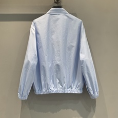 新款🆕 原版开发 Miumi*早秋新款时髦百搭刺绣logo婴儿蓝短款夹克,低饱和度蓝色超清新,轻薄面料春 新款🆕 原版开发 Miumi*早秋新款时髦百搭刺绣logo婴儿蓝短款夹克,低饱和度蓝色超清新,轻薄面料春
