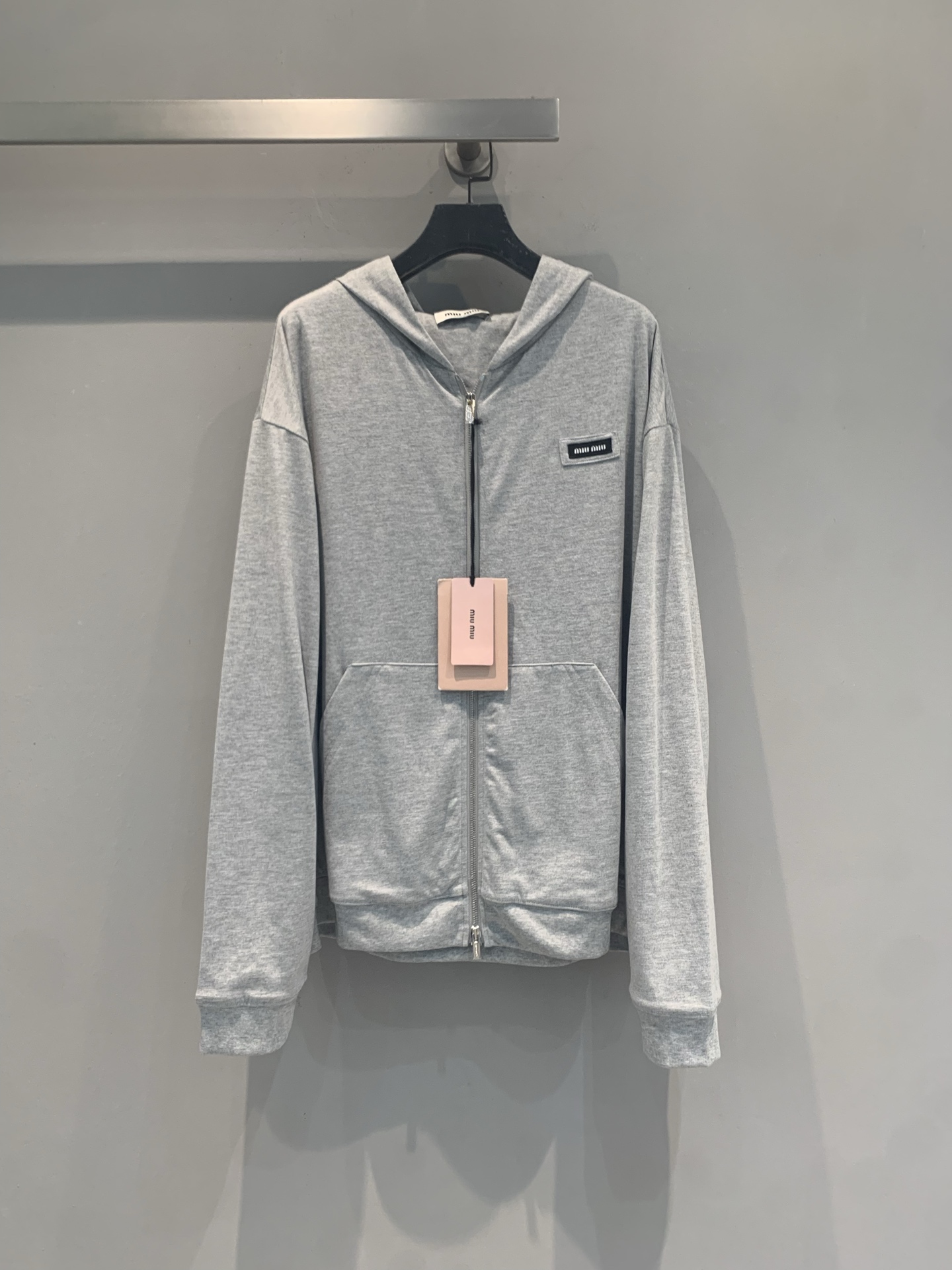 NO:904138,New model shipped, original version developed  Miumi* early autumn new style fashionable and versatile zipper hooded sweatshirt. Made of soft cotton fabric, loose fit, comfortable and versatile. Simple logo on the chest, low-key and stylish, zipper design is easy to put on and take off, the hood is practical and casual. The gray color is super easy to match, whether it is jeans, sweatpants or skirts, it can be easily held in, commuting, going to class, and daily outings. Size SML,,miumiu,hoodie,sweatshirts,skirts,jeans,hats,19860909新款出货啦 原版开发 Miumi*早秋新款时髦百搭拉链连帽卫衣.采用柔软棉质面料,宽松版型,舒适又百搭.胸前简约徽标,低调有型,拉链设计方便穿脱,连帽实用又休闲.灰色超好搭配,无论牛仔裤、运动裤还是裙装都能轻松hold住,通勤、上课、日常出街都很适合.码数SML,,miumiu,hoodie,sweatshirts,skirts,jeans,hats,,Women's clothing