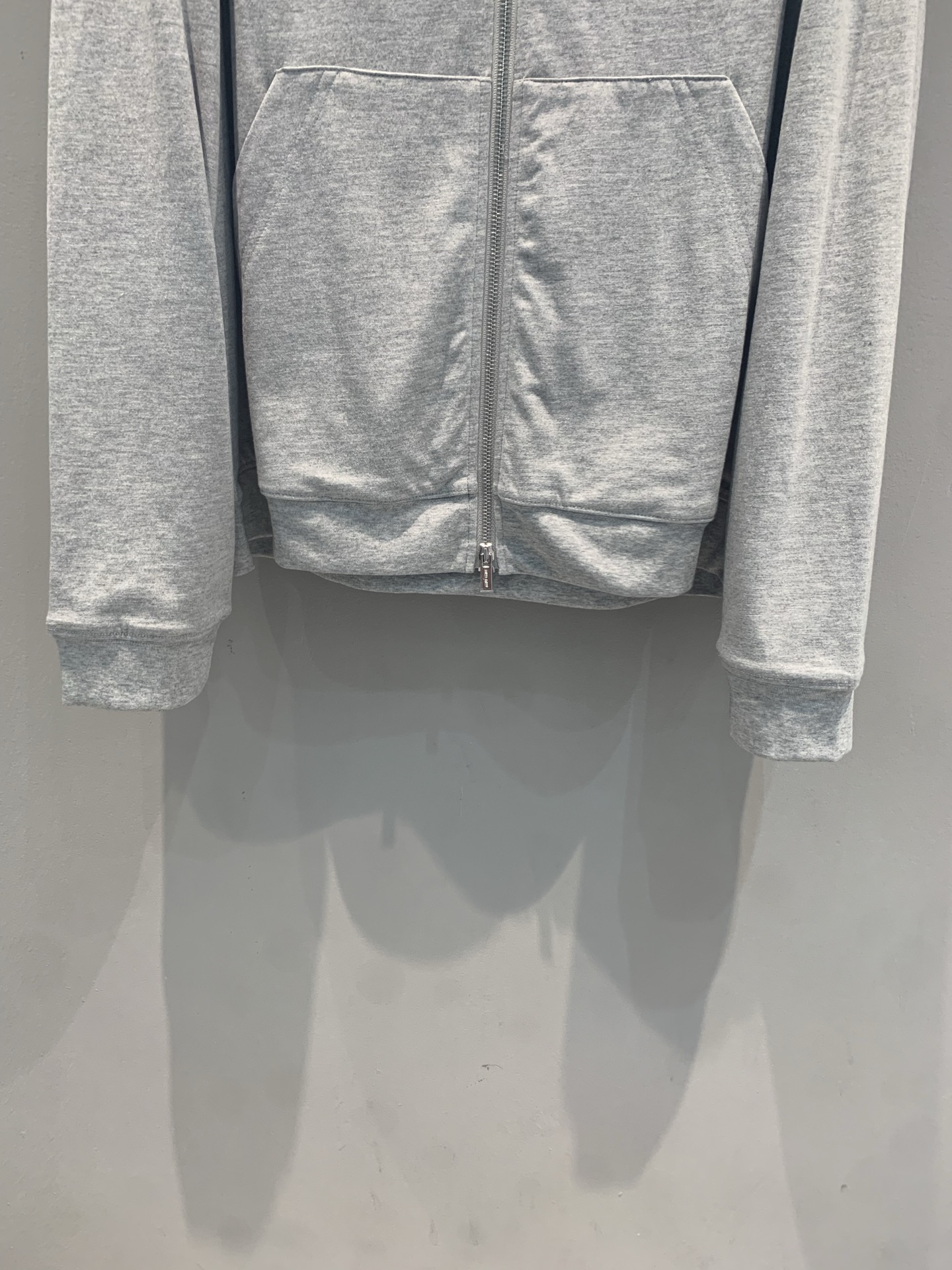新款🆕 原版开发 Miumi*早秋新款时髦百搭拉链连帽卫衣。采用柔软棉质面料，宽松版型，舒适又百搭。胸前