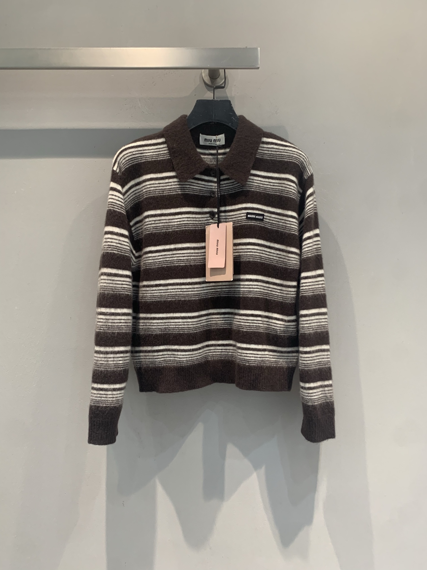 NO:904201,The new model is shipping. The original developed Miumi* early autumn new fashionable retro striped Polo sweater, dark brown + white stripes, full of retro college style!  The knitted fabric is soft and skin-friendly, and is super comfortable to wear in autumn and winter. The half-open lapel design is age-friendly and versatile. The loose and short version looks good with a high-waisted skirt or jeans. It can be easily used for daily outings and dates. It is practical and has a sense of design. It is a must-have for fashionable girls!  Code numberSML,,miumiu,skirts,jeans,sweaters,19860909新款出货啦 原版开发 Miumi*早秋新款时髦复古条纹Polo毛衣,深棕+白色条纹,复古学院风满满！针织面料柔软亲肤,秋冬穿超舒服～半开翻领设计,减龄又百搭,宽松短款版型,搭高腰裙or牛仔裤都好看.日常出街、约会都能轻松驾驭,实用又有设计感,时髦女孩必入！码数SML,,miumiu,skirts,jeans,sweaters,,Women's clothing