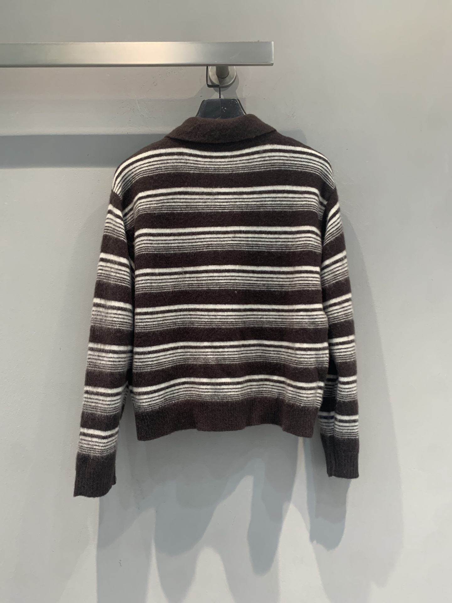 新款🆕 原版开发 Miumi*早秋新款时髦复古条纹Polo毛衣，深棕+白色条纹，复古学院风满满！针织面料