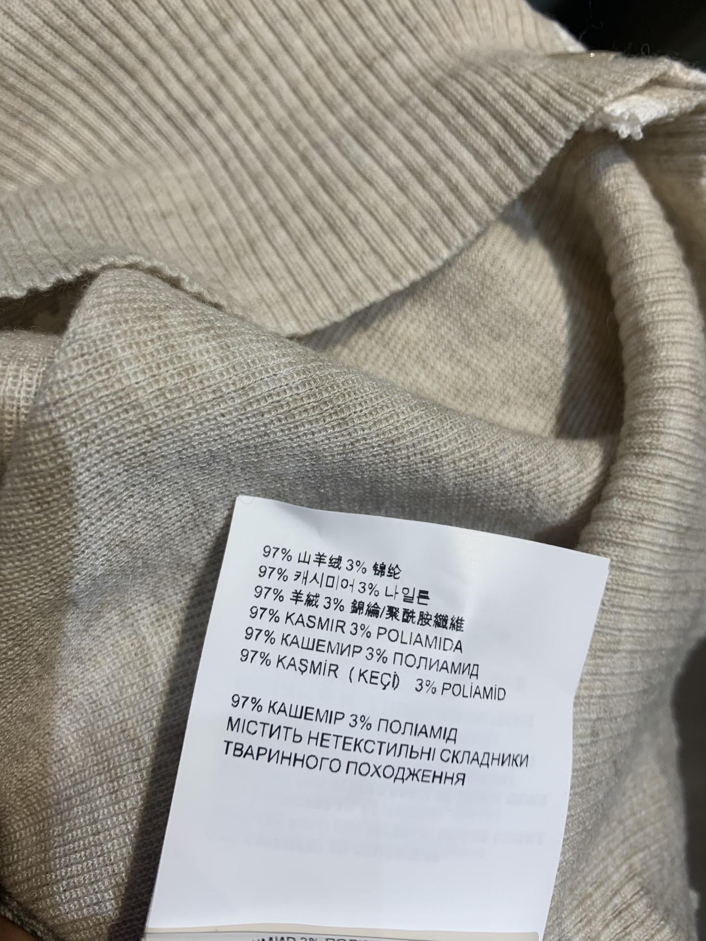 新款🆕 原版开发 Miumi*早秋新款V领蕾丝花边针织开衫，柔软针织面料+精致蕾丝边，细节满分！正面木质