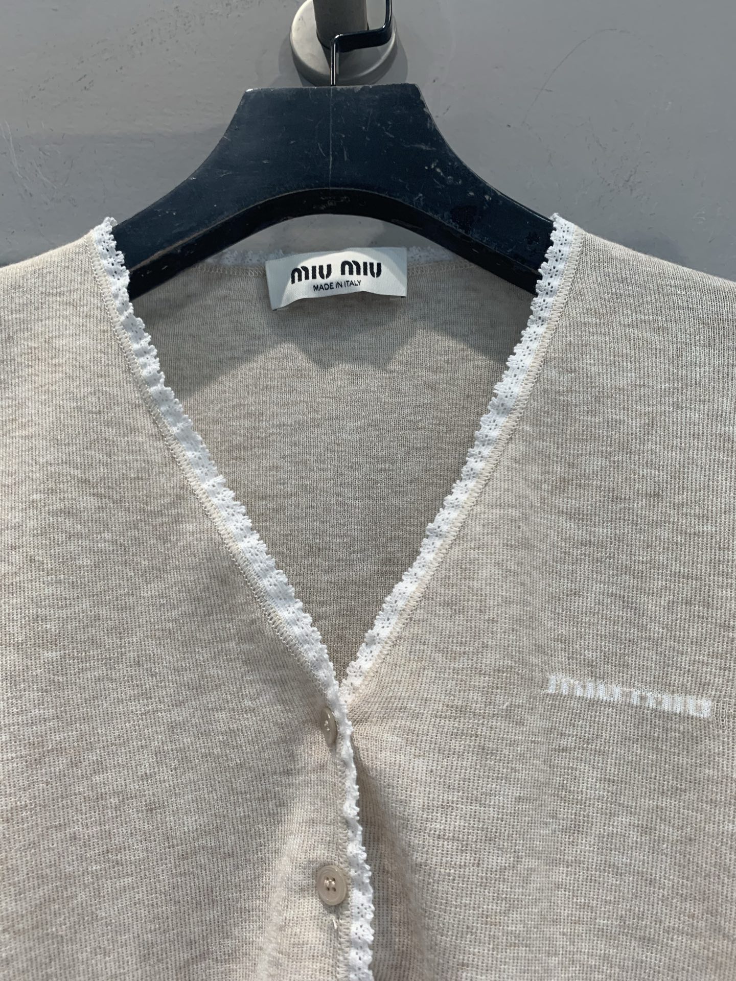 新款🆕 原版开发 Miumi*早秋新款V领蕾丝花边针织开衫，柔软针织面料+精致蕾丝边，细节满分！正面木质