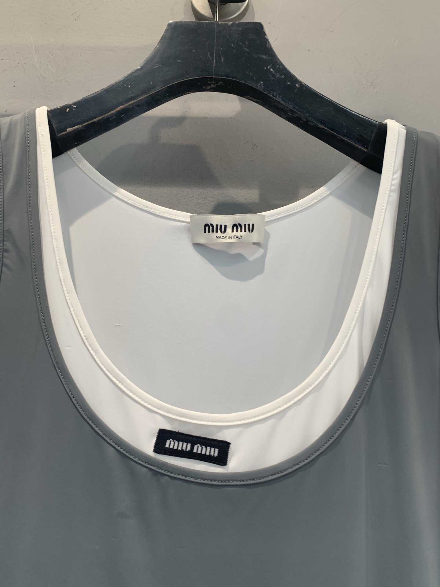 新款🆕 原版开发 Miumi*春夏新款时髦复古假两件背心裙，灰色主调+白色边，叠穿感满满！柔软贴身面料，