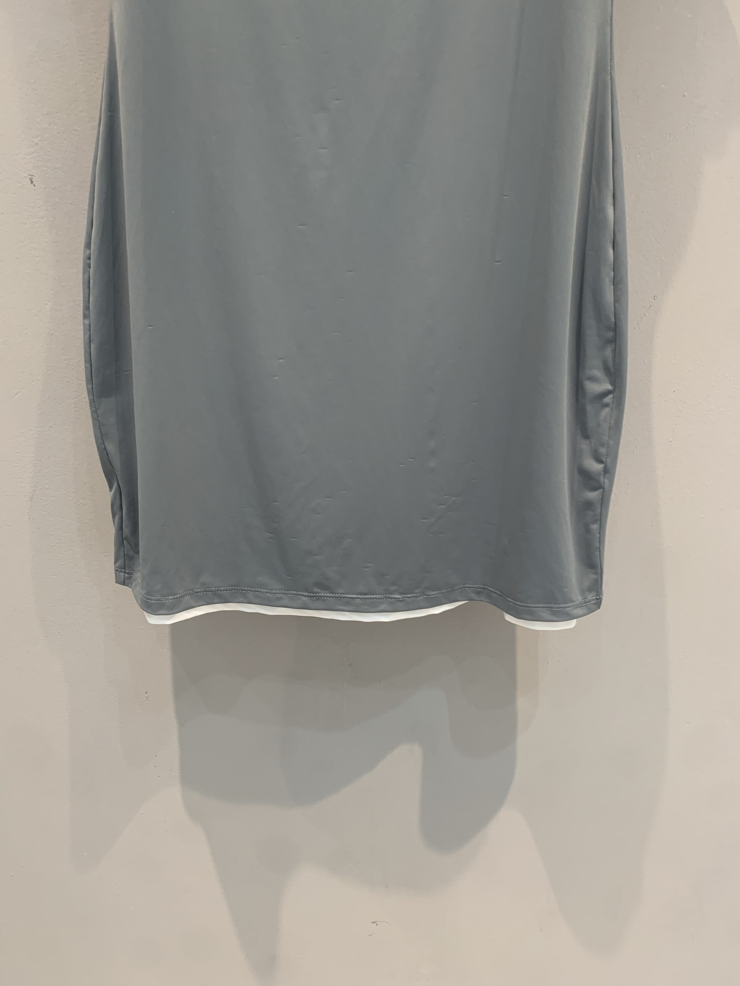 新款🆕 原版开发 Miumi*春夏新款时髦复古假两件背心裙，灰色主调+白色边，叠穿感满满！柔软贴身面料，