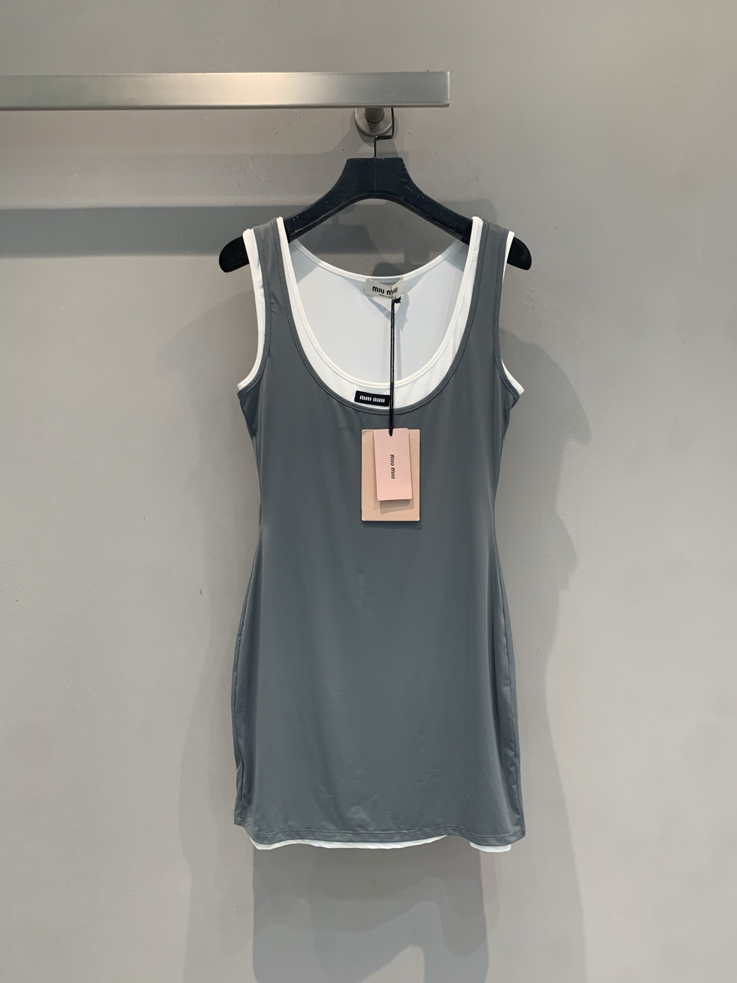 NO:904194,The new model has been shipped. The original developed Miumi* new fashionable retro fake two-piece tank top for spring and summer, with gray main tone + white edges, full of layering feeling!  Soft and close-fitting fabric, super comfortable to wear in summer~ Slim cut to outline the figure, pleated skirt design is super layered. The brand logo on the chest is highly recognizable!  It can be easily worn in daily life, dating, and shopping. Pair it with sports shoes or sandals. It is fashionable and practical, and you can easily get a high-end look!  Code number SML,,miumiu,sandals,sneakers,skirts,19860909新款出货啦 原版开发 Miumi*春夏新款时髦复古假两件背心裙,灰色主调+白色边,叠穿感满满！柔软贴身面料,夏天穿超舒服～修身剪裁勾勒身形,裙摆褶皱设计超有层次感.胸前品牌标识,辨识度up！日常、约会、逛街都能轻松驾驭,搭配运动鞋或凉鞋,时髦又实用,轻松get高级感穿搭！码数SML,,miumiu,sandals,sneakers,skirts,,Women's clothing