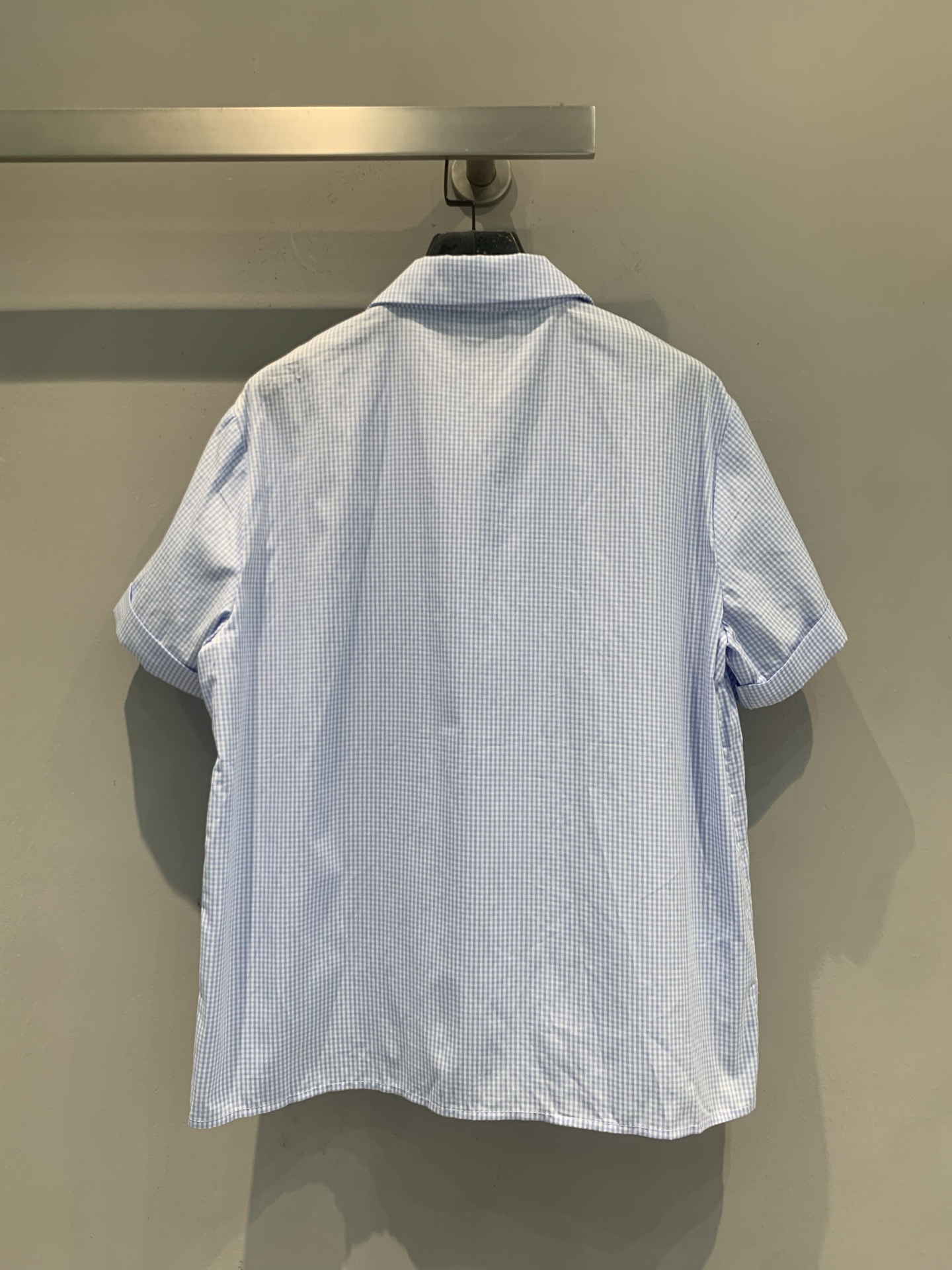新款🆕 原版开发 Miumi*春夏新款时髦复古蓝白竖条纹短袖衬衫，轻薄透气，夏天穿超舒服！翻领+简约纽扣
