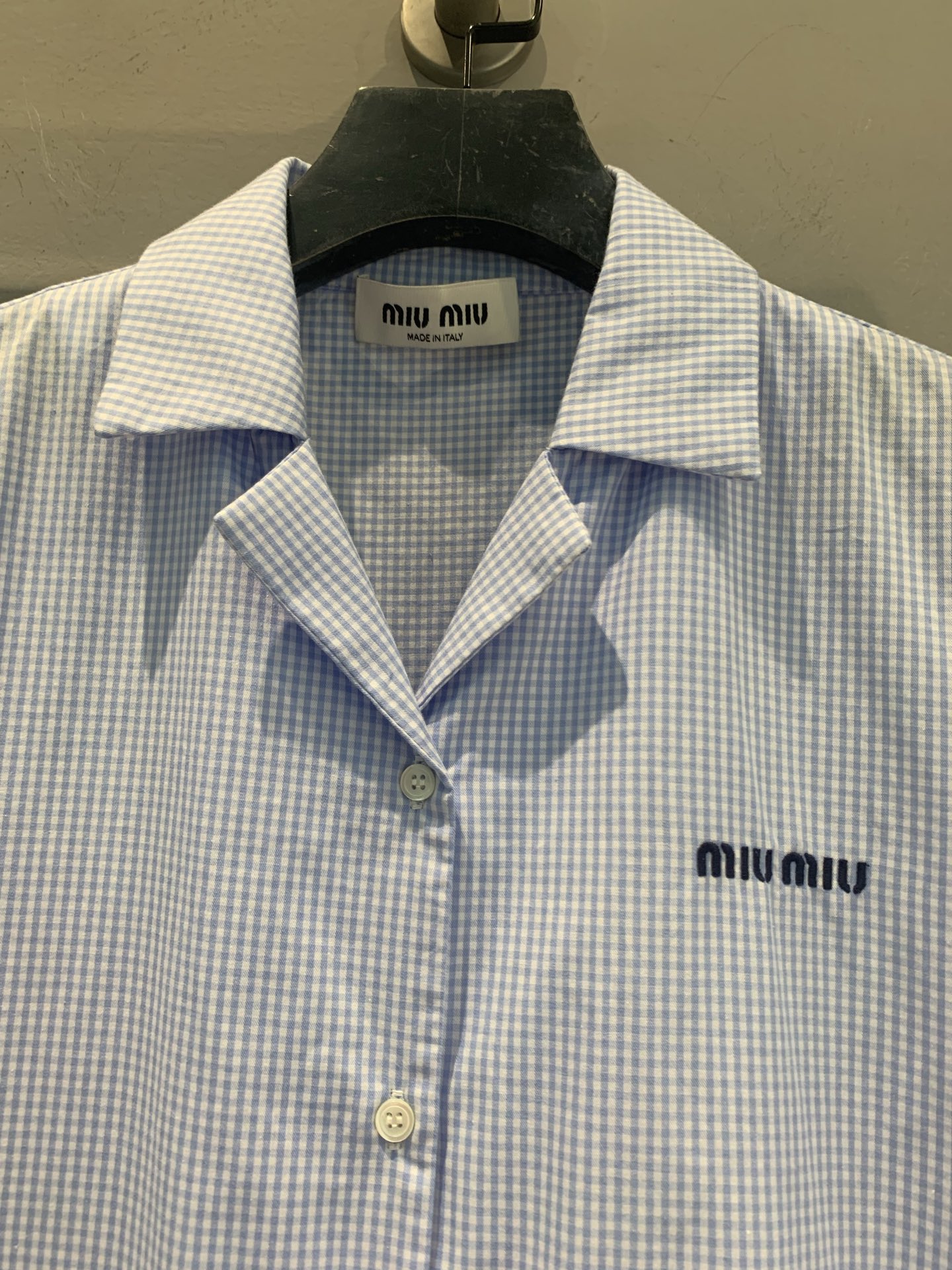 新款🆕 原版开发 Miumi*春夏新款时髦复古蓝白竖条纹短袖衬衫，轻薄透气，夏天穿超舒服！翻领+简约纽扣