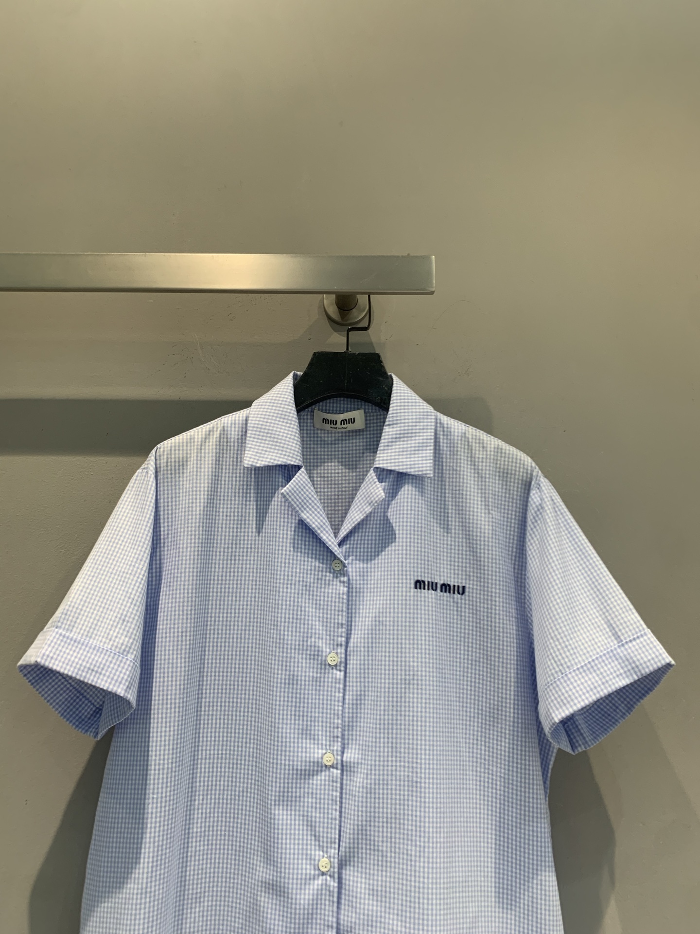 新款🆕 原版开发 Miumi*春夏新款时髦复古蓝白竖条纹短袖衬衫，轻薄透气，夏天穿超舒服！翻领+简约纽扣