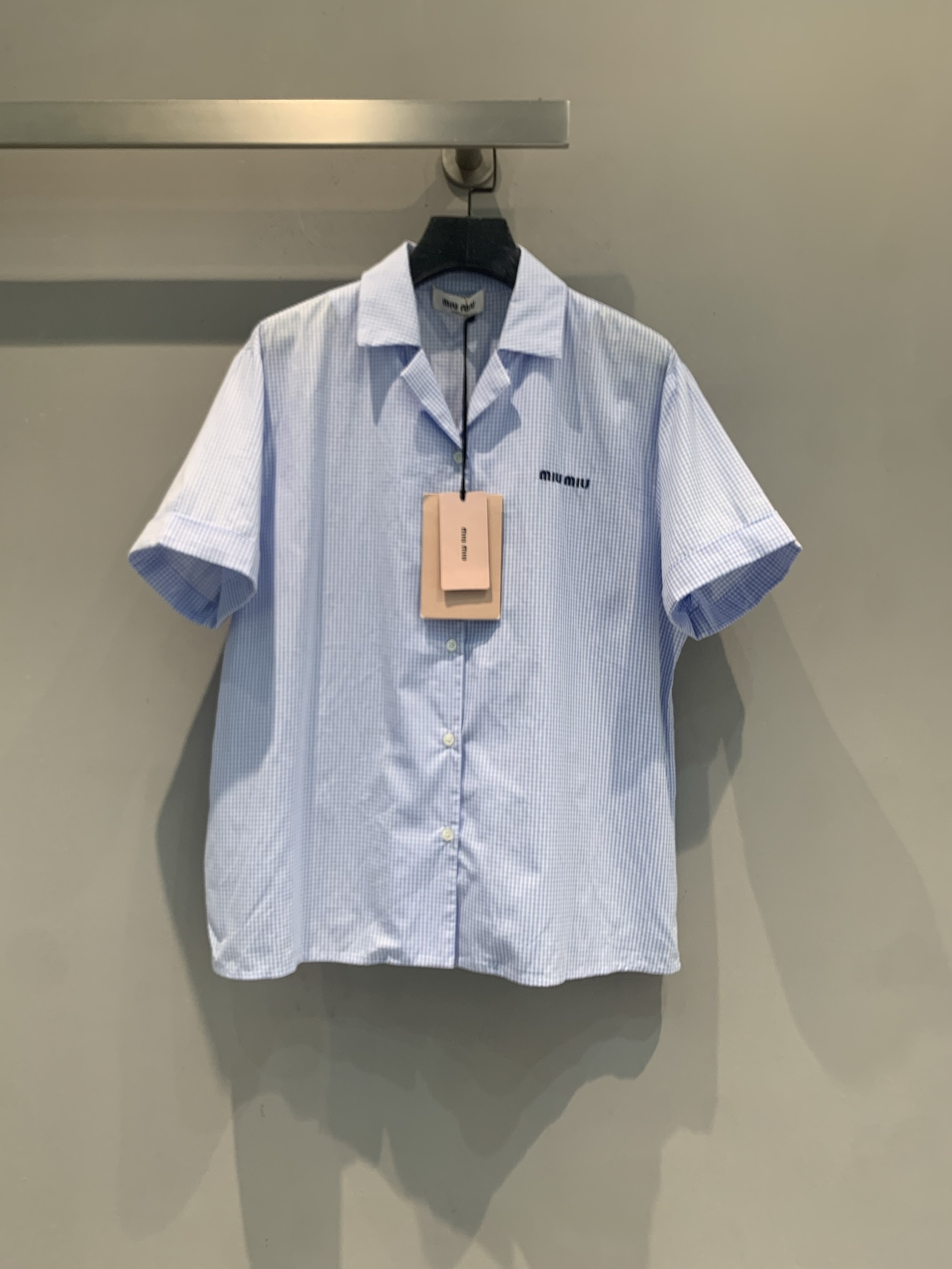 NO:904169,The new model is shipping. The original developed Miumi* new fashionable retro blue and white vertical striped short-sleeved shirt for spring and summer. It is light and breathable, and super comfortable to wear in summer!  Lapel + simple button design, brand embroidery on the chest is very recognizable. The cut is loose, casual and fashionable, and can be easily used for commuting, daily life, and vacation. It goes well with jeans or casual pants ~ Size SML,,miumiu,jeans,shirts,T-shirt,19860909新款出货啦 原版开发 Miumi*春夏新款时髦复古蓝白竖条纹短袖衬衫,轻薄透气,夏天穿超舒服！翻领+简约纽扣设计,胸前品牌刺绣超有辨识度.剪裁宽松,休闲又时髦,通勤、日常、度假都能轻松驾驭,搭配牛仔裤或休闲裤都很出彩～码数SML,,miumiu,jeans,shirts,T-shirt,,Women's clothing