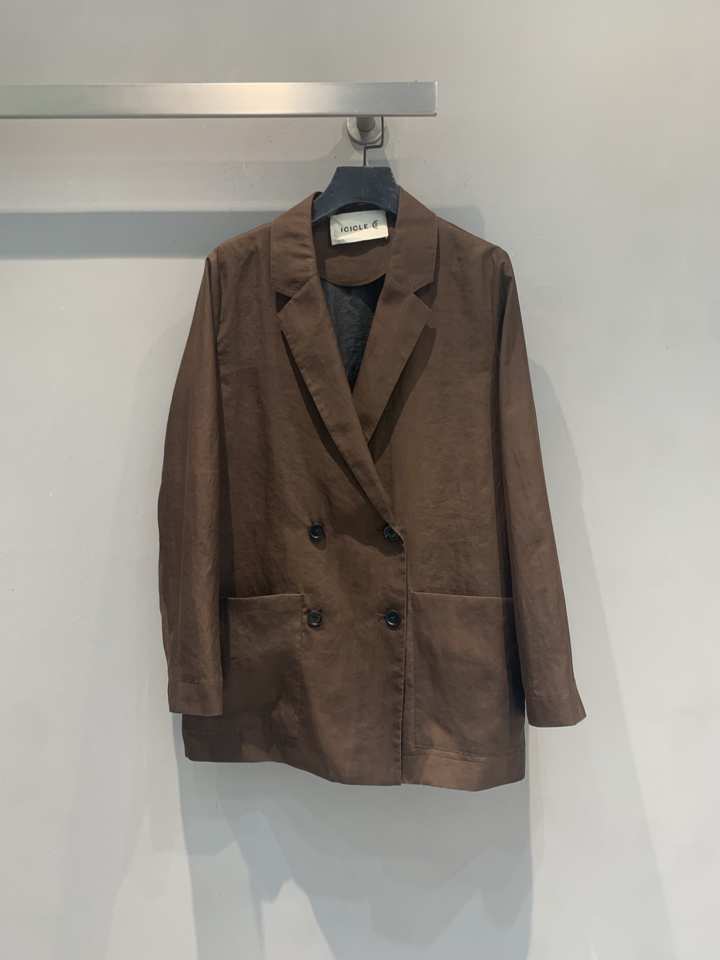 NO:904193,New model is shipped  ICICLE's silk double-breasted blazer is made of traditional cotton silk craftsmanship and is made of silk material with unique texture, natural luster, softness and breathability. Double-breasted + loose silhouette, simple and elegant, can be easily used for daily commuting. Butterfly silk craftsmanship is environmentally friendly and durable, low-key and luxurious, suitable for you who like texture and design. Pair it with a shirt or dress to easily create a high-end outfit, which is outstanding in the workplace or formal occasions. Size SML, skirts, jackets &  coats,shirts,business suit,real silk,19860909新款出货啦 ICICLE之禾真丝双排扣西装外套,采用传统莨绸工艺,真丝材质,质感独特,光泽自然,触感柔软又透气.双排扣+宽松廓形,简约大气,通勤日常都能轻松驾驭.莨绸工艺环保又耐穿,低调奢华,适合喜欢质感和设计感的你.搭配衬衫或连衣裙,轻松打造高级感穿搭,职场或正式场合都很出彩.码数SML,,skirts,jackets & coats,shirts,business suit,real silk,,Women's clothing