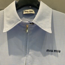 新款🔥出货啦📢 原版开发 Miumi*早秋新款时髦百搭蓝色格纹外套,轻薄透气面料,春夏穿超舒服!蓝白格纹 新款🔥出货啦📢 原版开发 Miumi*早秋新款时髦百搭蓝色格纹外套,轻薄透气面料,春夏穿超舒服!蓝白格纹