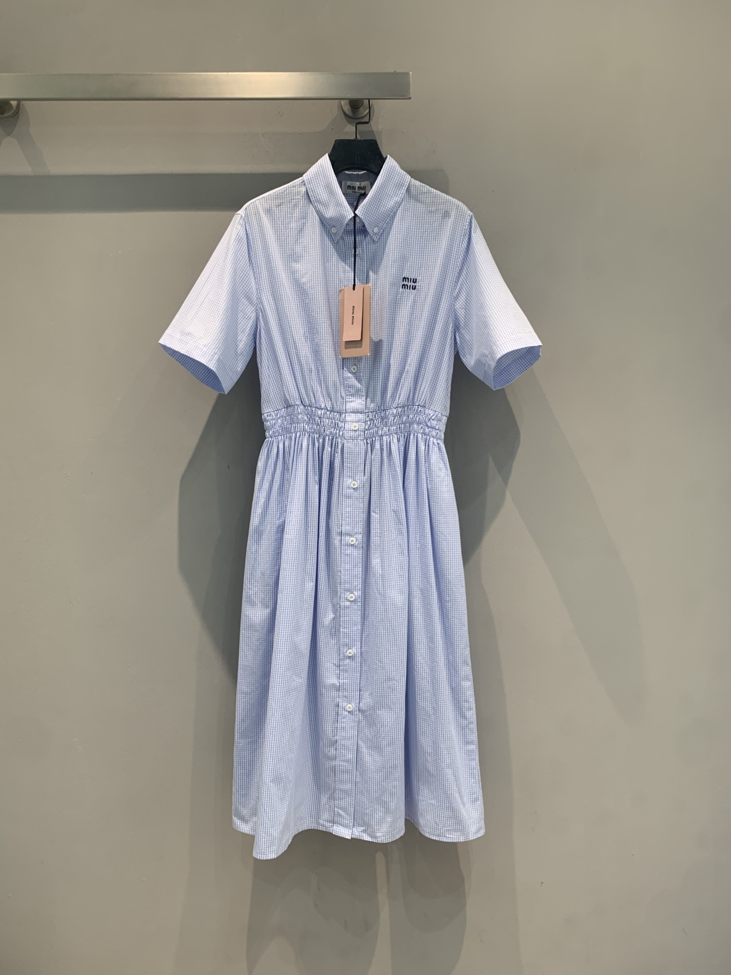 NO:907977,The new model has been shipped. The original developed Miumi* new fashionable and versatile blue and white plaid shirt skirt for spring and summer. The poplin fabric is light and breathable, and it is super comfortable to wear in spring and summer!  Classic shirt collar + short sleeve design, elastic waist, A-line skirt to modify the figure, French elegance and a bit of college style. The blue and white plaid pattern is fresh and age-reducing, and can be easily used for commuting, vacation, and daily life. Pair it with a small silk scarf or straw bag to directly enhance the atmosphere!  Size SML,,miumiu,espadrilles,skirts,shirts,T-shirt,19860909新款出货啦 原版开发 Miumi*春夏新款时髦百搭蓝白格纹衬衫裙,府绸面料轻盈透气,春夏穿超舒服！经典衬衫领+短袖设计,腰部松紧收腰,A字裙摆修饰身形,法式优雅又带点学院风.蓝白格纹清新减龄,通勤、度假、日常都能轻松驾驭.搭配小丝巾或草编包,氛围感直接拉满！码数SML,,miumiu,espadrilles,skirts,shirts,T-shirt,,Women's clothing