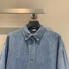 新款🔥出货啦📢 原版开发 Loew*早秋新款时髦复古刺绣logo牛仔衬衫。采用柔软单宁材质,穿着舒适,贴 新款🔥出货啦📢 原版开发 Loew*早秋新款时髦复古刺绣logo牛仔衬衫。采用柔软单宁材质,穿着舒适,贴
