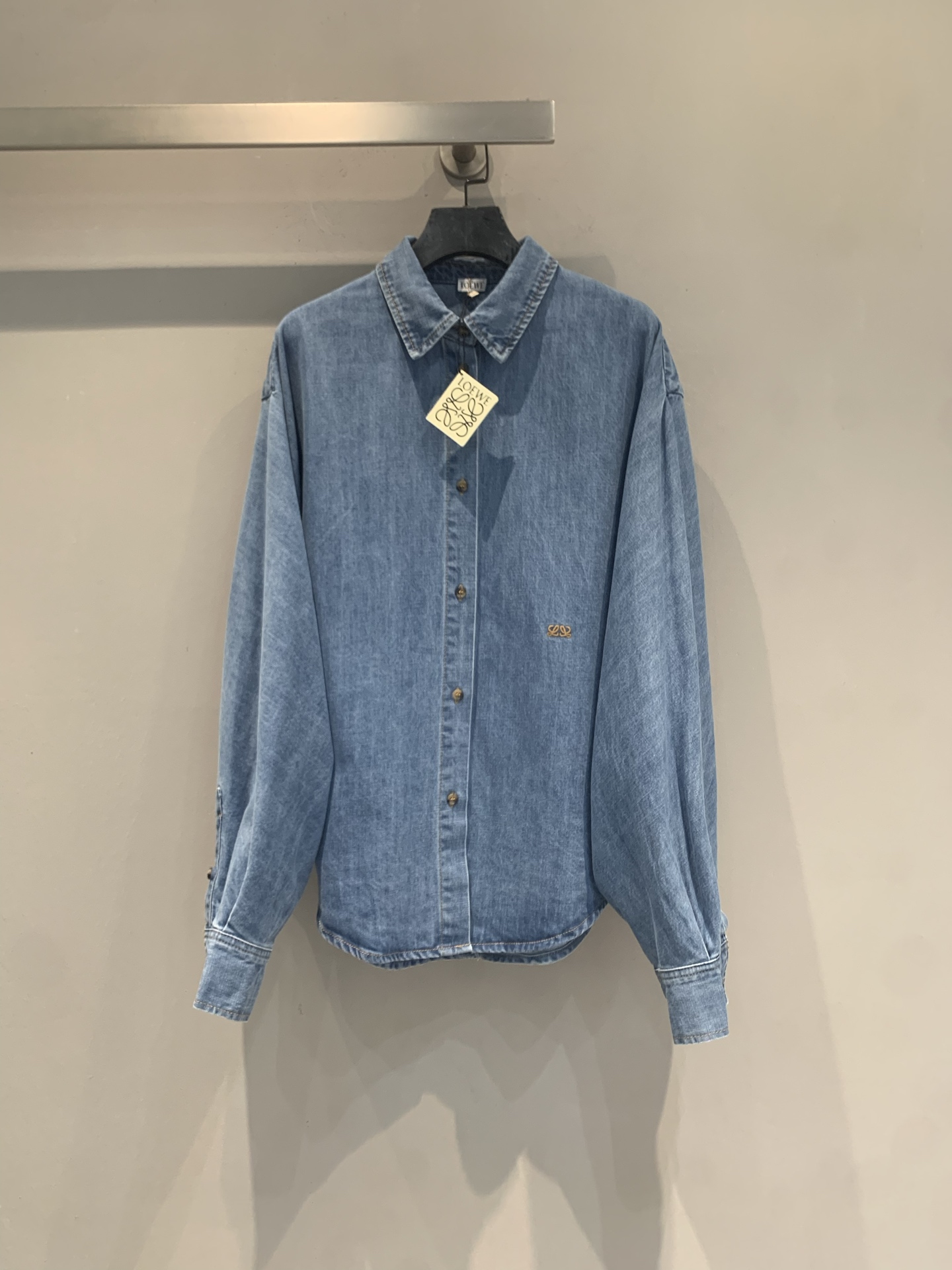 NO:906967,The new model is shipping. The original development Loew* early autumn new fashionable retro embroidered logo denim shirt. Made of soft denim material, comfortable to wear, no pressure on the skin. Loose silhouette + bat sleeve design, full of relaxation, and super stylish back details. Lion embroidery on the left chest, full of brand recognition!  The light blue color is OK to wear alone or layered, and can easily create a casual or forest style. It can be easily used for daily commuting and outdoor use, practical and fashionable!  Size SML,,loewe,shirts,19860909新款出货啦 原版开发 Loew*早秋新款时髦复古刺绣logo牛仔衬衫.采用柔软单宁材质,穿着舒适,贴肤无压力.宽松廓形+蝙蝠袖设计,松弛感满分,后背细节超有型.左胸狮子刺绣,品牌辨识度拉满！浅蓝色调,单穿or叠搭都很OK,轻松打造休闲或森系风格.日常通勤、户外都能轻松驾驭,实用又时髦！码数SML,,loewe,shirts,,Women's clothing