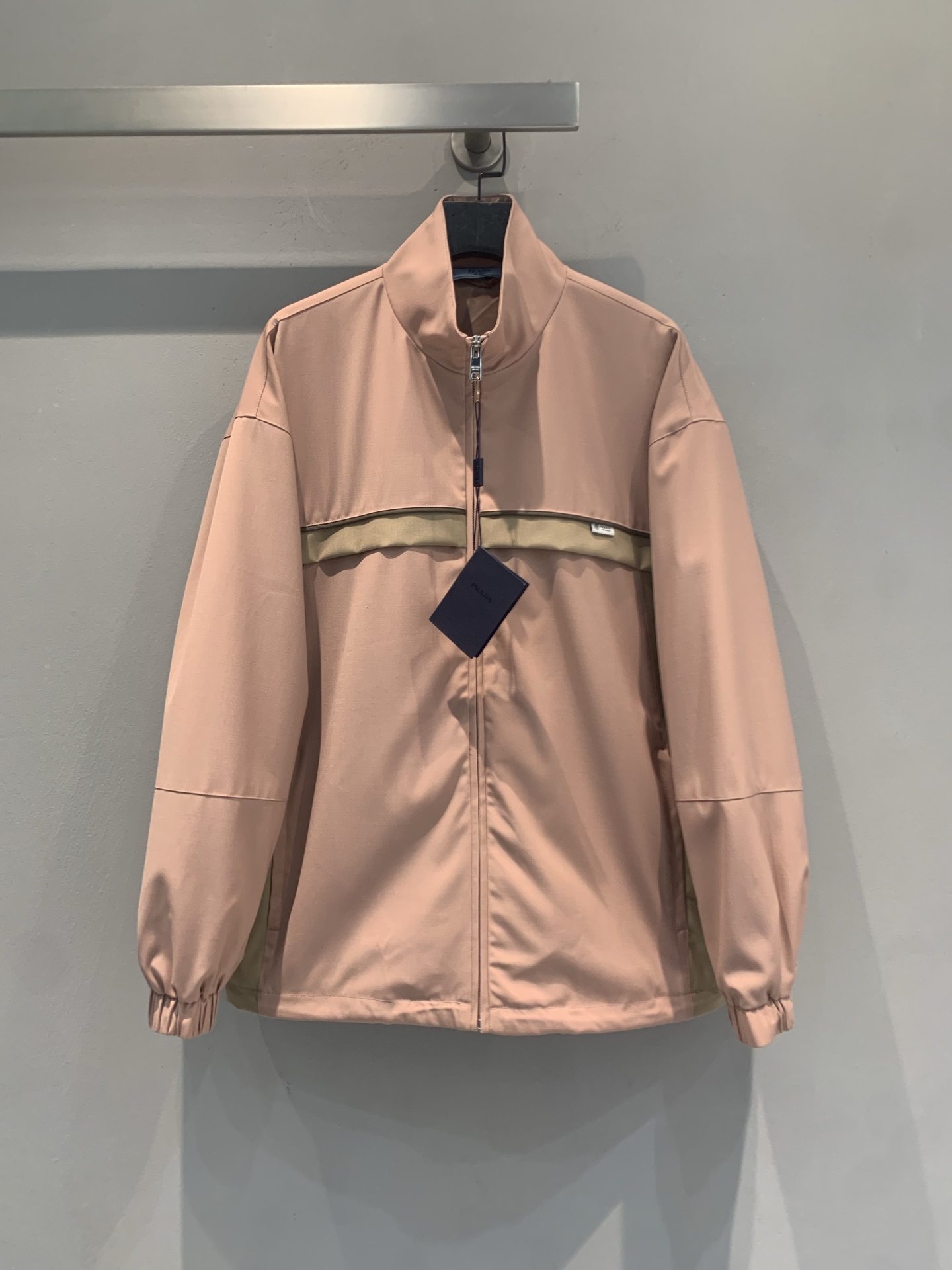 NO:908733,The new model has been shipped. The original development of Prad* early autumn new fashionable retro milk tea brown stand-collar jacket is made of regenerated nylon, light and breathable, and super comfortable to wear in spring and summer!  Simple silhouette + khaki color splicing on the chest, full of layers, low-key and recognizable. Zipper closure, easy to put on and take off, elasticated cuffs, comfortable and practical. Milk tea brown is gentle and versatile, can be easily used for commuting, shopping, and short trips. Pair it with cargo shorts or casual pants for a casual and fashionable look!  Size SML,,prada,shorts,jackets & coats,19860909新款出货啦 原版开发 Prad*早秋新款时髦复古奶茶棕立领夹克,选用再生尼龙,轻便透气,春夏穿超舒服！简约廓形+胸前卡其色拼接,层次感满满,低调又有辨识度.拉链开合,穿脱方便,袖口松紧设计,舒适又实用.奶茶棕色温柔百搭,通勤、逛街、短途出游都能轻松驾驭,搭配工装短裤或休闲裤,随性时髦感get！码数SML,,prada,shorts,jackets & coats,,Women's clothing