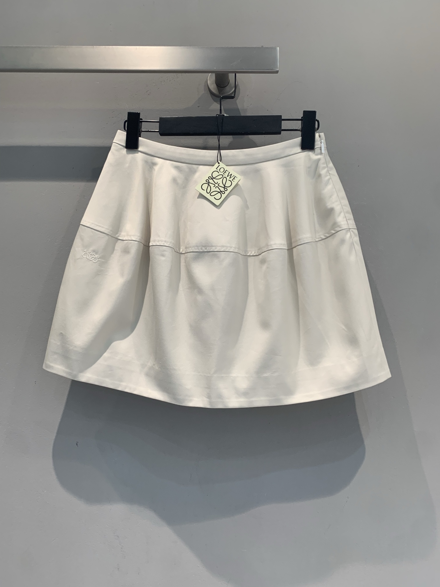 NO:908708,The new model is shipping. Originally developed by Loew*, the new fashionable and versatile ivory balloon skirt for spring and summer is made of cotton + silk blended gabardine. It is light, breathable and perfect for spring and summer!  The iconic balloon pleat design modifies the hip width and thigh lines, and the mid-high waist raises the waistline. The short style is smart and not draggy, and is friendly to small people. The ivory white is fresh and versatile, and can be easily used for commuting and vacationing. The skirt has a low-key embroidered logo, full of details, practicality and design. It is a must-have item for the spring and summer wardrobe!  Code numberSML,,loewe,skirts,19860909新款出货啦 原版开发 Loew*春夏新款时髦百搭象牙白气球半身裙,棉+丝绸混纺华达呢,轻薄透气超适合春夏！标志性气球褶皱设计,修饰胯宽和大腿线条,中高腰拉高腰线,短款灵动不拖沓,小个子友好.象牙白清新百搭,通勤、度假都能轻松驾驭,裙身低调刺绣Logo,细节满分,实用又有设计感,是春夏衣橱必备单品！码数SML,,loewe,skirts,,Women's clothing