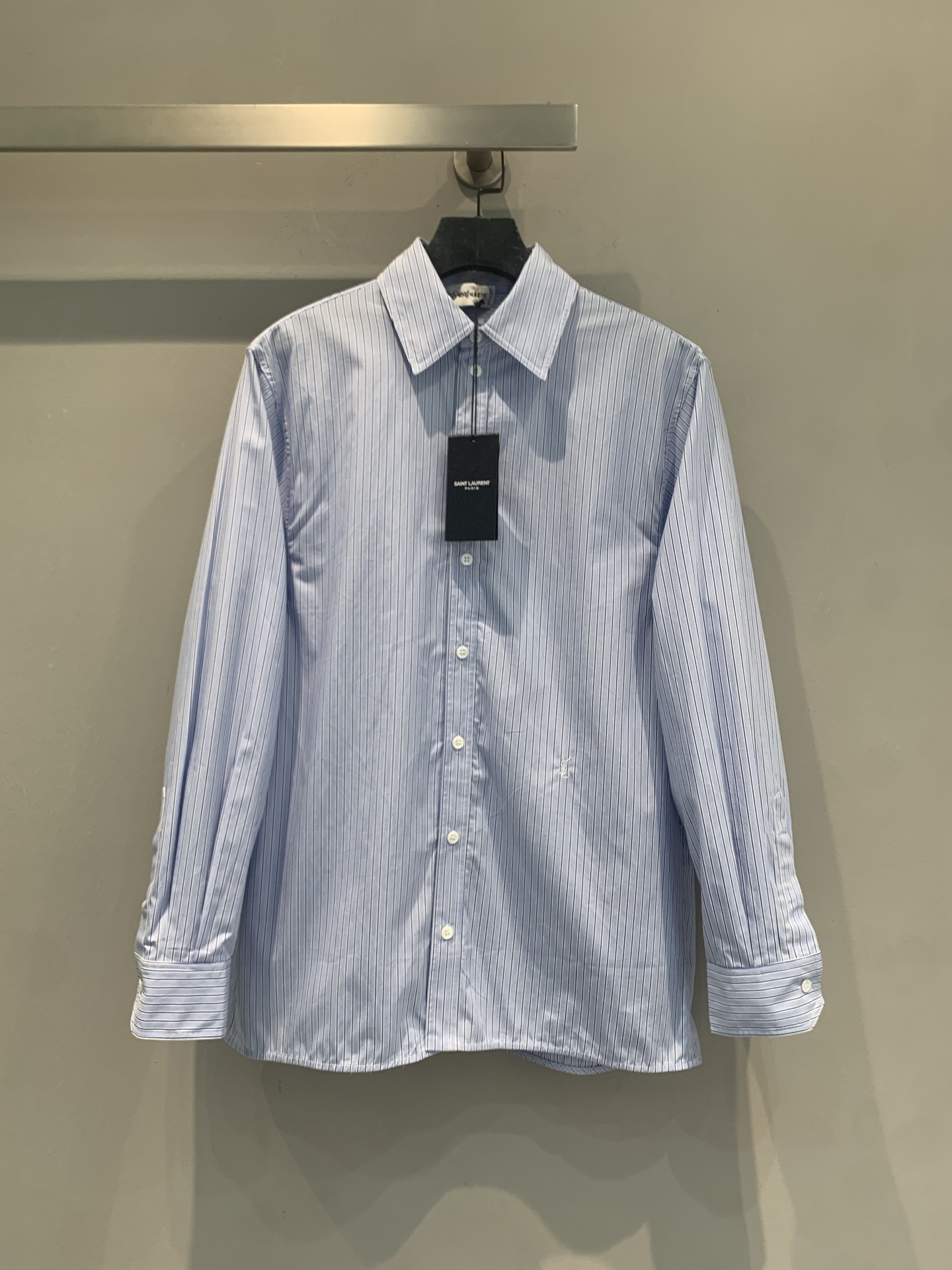 NO:908756,The new model is shipping. The original developed YSL early autumn new fashionable and versatile blue and white striped long-sleeved shirt. It adopts the classic vertical stripe design, is light and breathable, and is super comfortable to wear in spring and summer!  Loose fit + standard lapel, adjustable cuffs, it is OK to wear alone or layered. The blue and white color scheme is fresh and simple, and can be easily used for commuting, leisure, and vacation. The stripe element has a slimming effect. Pair it with jeans or linen shorts to easily get loose. Size SML, saint laurent, shorts, jeans, shirts,19860909新款出货啦 原版开发 YSL早秋新款时髦百搭蓝白条纹长袖衬衫.采用经典竖条纹设计,轻薄透气,春夏穿超舒服！宽松版型+标准翻领,袖口可调节,单穿或叠搭都很OK.蓝白配色清新简约,通勤、休闲、度假都能轻松驾驭,条纹元素自带显瘦效果,搭配牛仔裤或亚麻短裤,轻松get松弛.码数SML,,saint laurent,shorts,jeans,shirts,,Women's clothing