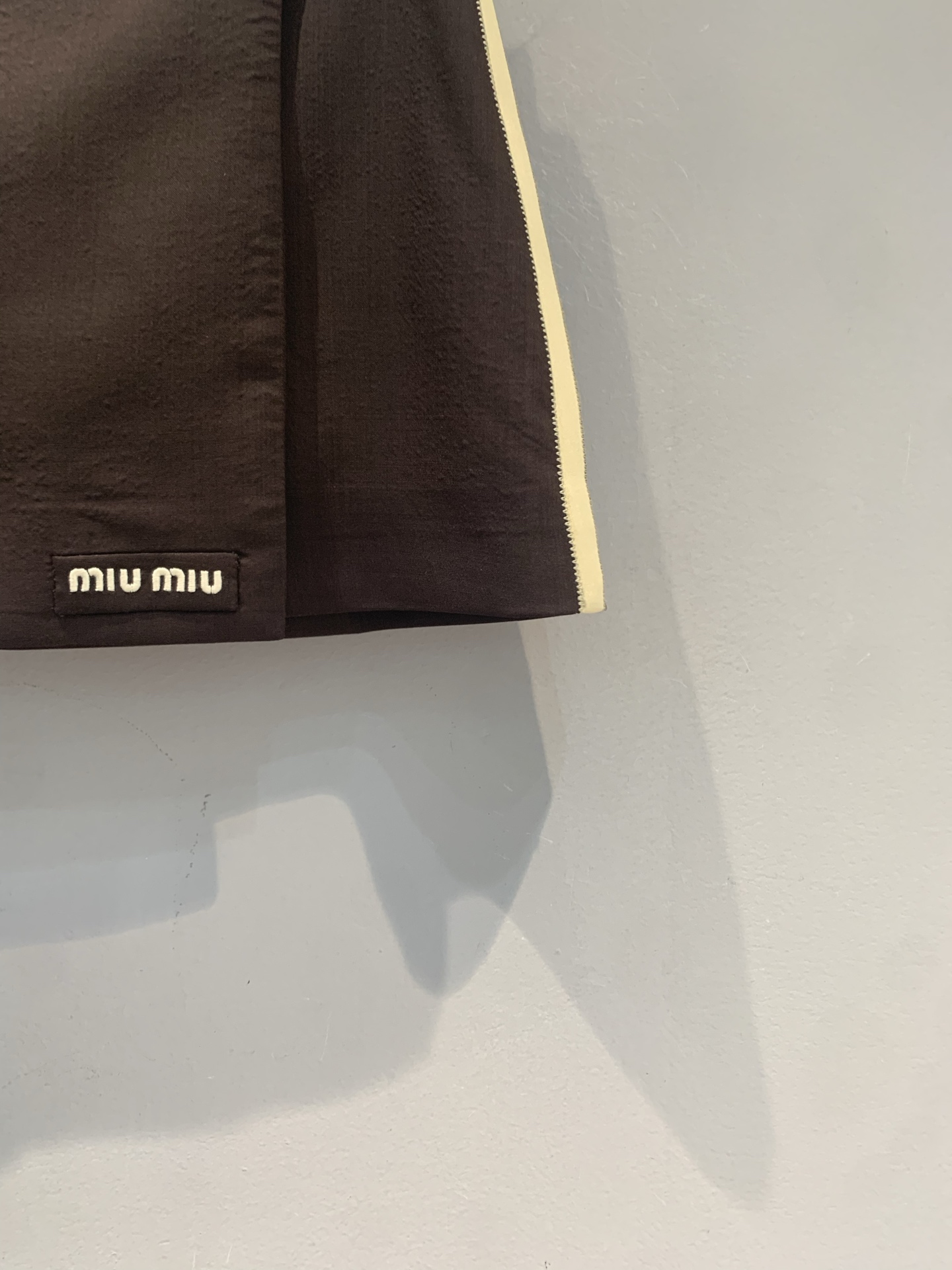 新款🔥出货啦📢 原版开发 Miumi*早秋新款时髦复古撞色边棕色高腰短裙，采用深棕撞米白设计，复古学院风
