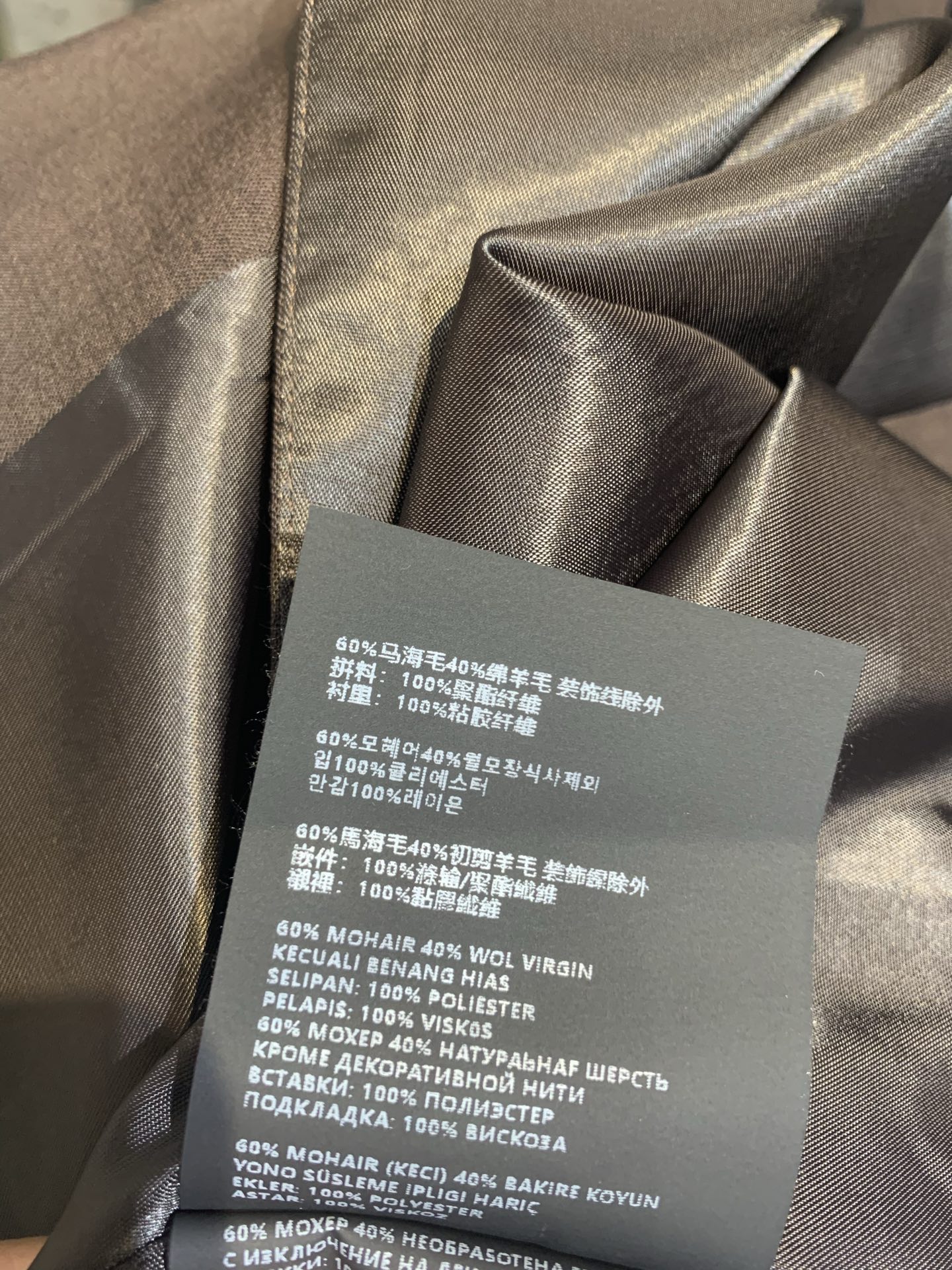 新款🔥出货啦📢 原版开发 Miumi*早秋新款时髦复古撞色边棕色高腰短裙，采用深棕撞米白设计，复古学院风