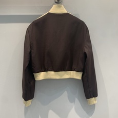 新款🔥出货啦📢 原版开发 Miumi*早秋新款时髦复古撞色边运动夹克,深棕+米白撞色,低饱和大地色系超有 新款🔥出货啦📢 原版开发 Miumi*早秋新款时髦复古撞色边运动夹克,深棕+米白撞色,低饱和大地色系超有
