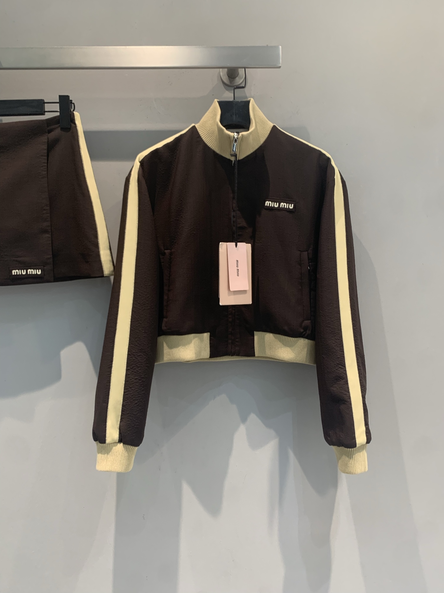 NO:908716,The new model is shipping. The original developed Miumi* early autumn new trendy retro sports jacket with contrasting edges, dark brown + off-white contrasting colors, low saturation earth tones with a super autumn atmosphere. The short design raises the waistline, and it looks great with a high-waisted skirt or casual pants!  The knitted spliced ​​cuffs and hem are comfortable and layered. The small logo on the chest is super exquisite, with a college style + American retro style. It can be easily used for daily commuting and outings on dates. You can switch between sweet and cool or casual style at will!  Size SML,,miumiu,skirts,jackets & coats,19860909新款出货啦 原版开发 Miumi*早秋新款时髦复古撞色边运动夹克,深棕+米白撞色,低饱和大地色系超有秋日氛围感.短款设计拉高腰线,搭配高腰裙or休闲裤都很出彩！针织拼接袖口和下摆,舒适又有层次感.胸前小Logo超精致,学院风+美式复古,日常通勤、出街约会都能轻松驾驭,甜酷or休闲风随心切换！码数SML,,miumiu,skirts,jackets & coats,,Women's clothing