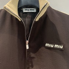 新款🔥出货啦📢 原版开发 Miumi*早秋新款时髦复古撞色边运动夹克,深棕+米白撞色,低饱和大地色系超有 新款🔥出货啦📢 原版开发 Miumi*早秋新款时髦复古撞色边运动夹克,深棕+米白撞色,低饱和大地色系超有