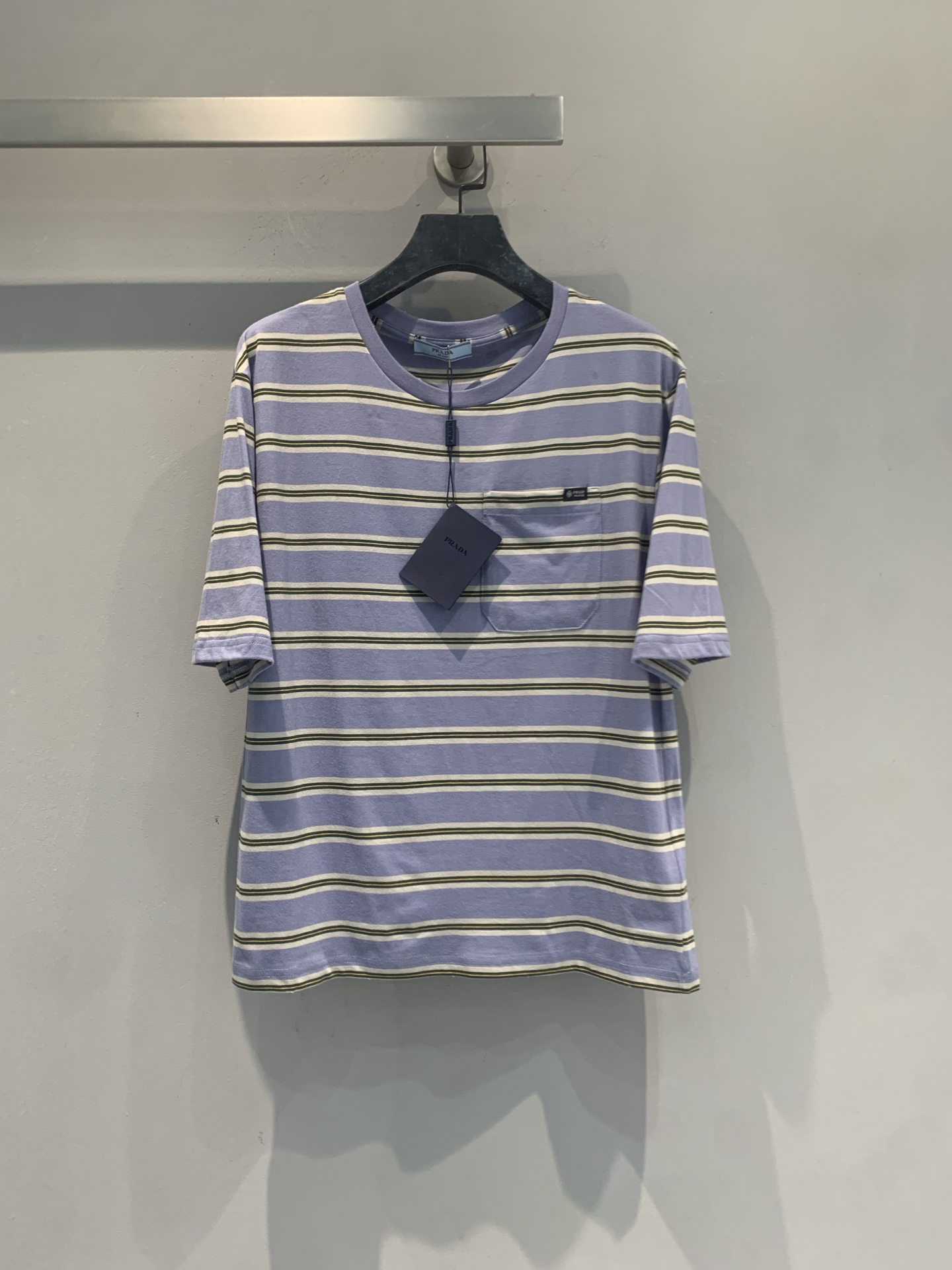 NO:907999,The new model has been shipped. The original developed Prad* 2026 early autumn series taro purple striped short-sleeved T-shirt, high-count pure cotton, skin-friendly and soft, excellent breathability, super comfortable to wear in summer!  Yarn-dyed stripe craftsmanship, neat lines, taro purple + white and green stripes, full of fresh retro atmosphere. Logo embroidery on the chest + small pockets, full of details, loose version and strong tolerance, can be easily used for commuting, leisure, and vacation, and looks great with jeans or skirts!  Size SML,,prada,skirts,jeans,T-shirt,tees,t-shirt,19860909新款出货啦 原版开发 Prad* 2026早秋系列香芋紫条纹短袖T恤,高支纯棉,亲肤柔软,透气性超赞,夏天穿超舒服！色织条纹工艺,线条利落,香芋紫+白绿条纹,清新复古氛围感满满.胸前徽标刺绣+小口袋,细节感拉满,宽松版型包容性强,通勤、休闲、度假都能轻松驾驭,搭牛仔裤或半裙都很出彩！码数SML,,prada,skirts,jeans,T-shirt,tees，t-shirt,,Women's clothing