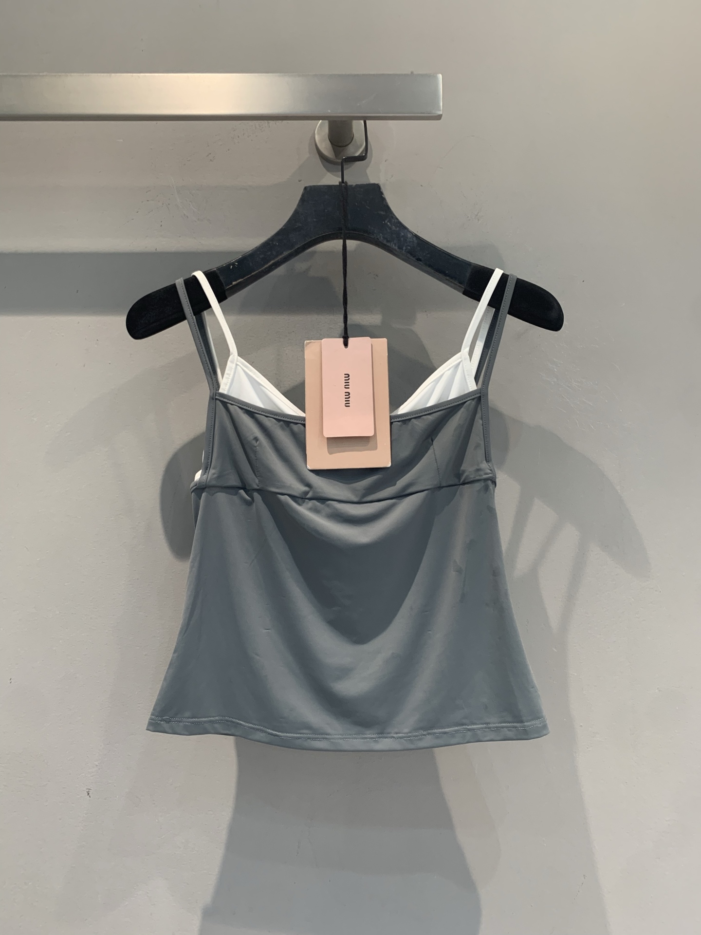NO:907982,The new model has been shipped. The original developed Miumi* spring and summer new fashionable and versatile fake two-piece camisole, gray + white contrasting color design, full of layering, and the layering effect is awesome!  The cotton and ammonia blended fabric is soft and skin-friendly, making it super comfortable to wear in summer without getting sweaty. The slim cut makes you slim, the shoulder straps are slim, and the small logo on the chest is very recognizable. Pair it with jeans, overalls or skirts, and you can easily switch between sweet and cool or casual styles, which is perfect for daily outings and vacations!  Code numberSML,,miumiu,skirts,jeans,19860909新款出货啦 原版开发 Miumi*春夏新款时髦百搭假两件吊带背心,灰色+白色撞色设计,层次感满满,叠穿效果超赞！棉氨混纺面料柔软亲肤,夏天穿超舒服不闷汗.修身剪裁显瘦,肩带细巧,胸前小标超有辨识度.搭配牛仔裤、工装裤或半裙,轻松切换甜酷or休闲风,日常出街、度假都很适合！码数SML,,miumiu,skirts,jeans,,Women's clothing