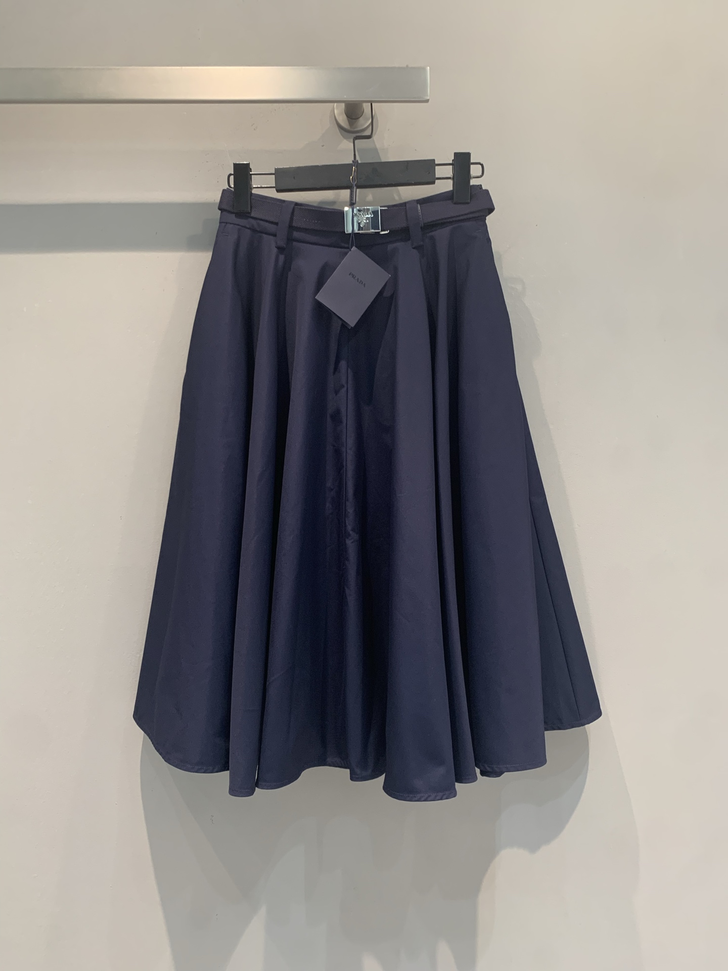 NO:906957,The new model is shipping. The original development of Prad* spring and summer new trendy and versatile navy blue high-waisted umbrella skirt. It is made of crisp suit fabric with perfect texture. The large hem design is super elegant. It comes with the same color belt + metal logo buckle, which is full of details and modifies the waistline for a super slimming look!  The mid-length skirt is easy to control for commuting, work, and daily life. It goes well with shirts, T-shirts, or knitted clothes. It is easy to switch between multiple styles ~ size SML, prada, skirts, shirts, tees, t-shirt, business suit,19860909新款出货啦 原版开发 Prad*春夏新款时髦百搭藏青色高腰伞裙,采用挺括西装面面料,质感满分,裙摆大摆设计超显优雅气质.自带同色腰带+金属Logo扣,细节感拉满,修饰腰线超显瘦！中长款裙长,通勤、职场、日常都能轻松驾驭,搭配衬衫、T恤或针织都很出彩,轻松切换多种风格～码数SML,,prada,skirts,shirts,tees，t-shirt,business suit,,Women's clothing