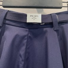 新款🔥出货啦📢 原版开发 Prad*春夏新款时髦百搭藏青色高腰伞裙,采用挺括西装面面料,质感满分,裙摆大 新款🔥出货啦📢 原版开发 Prad*春夏新款时髦百搭藏青色高腰伞裙,采用挺括西装面面料,质感满分,裙摆大