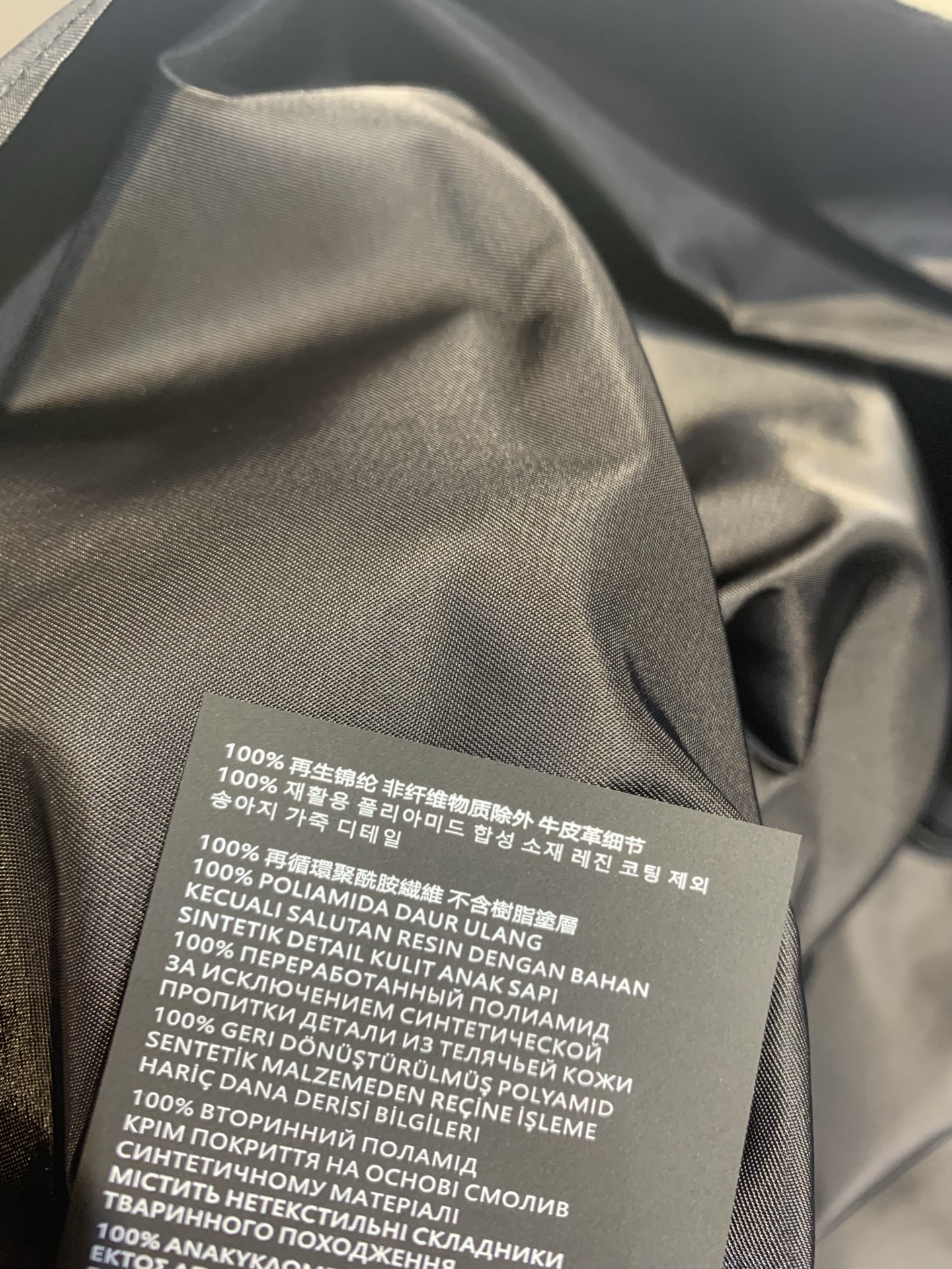 新款🔥出货啦📢 原版开发 Prad*春夏新款时髦百搭三角标黑色无袖背心，采用光泽感面料，简约大方，胸前金