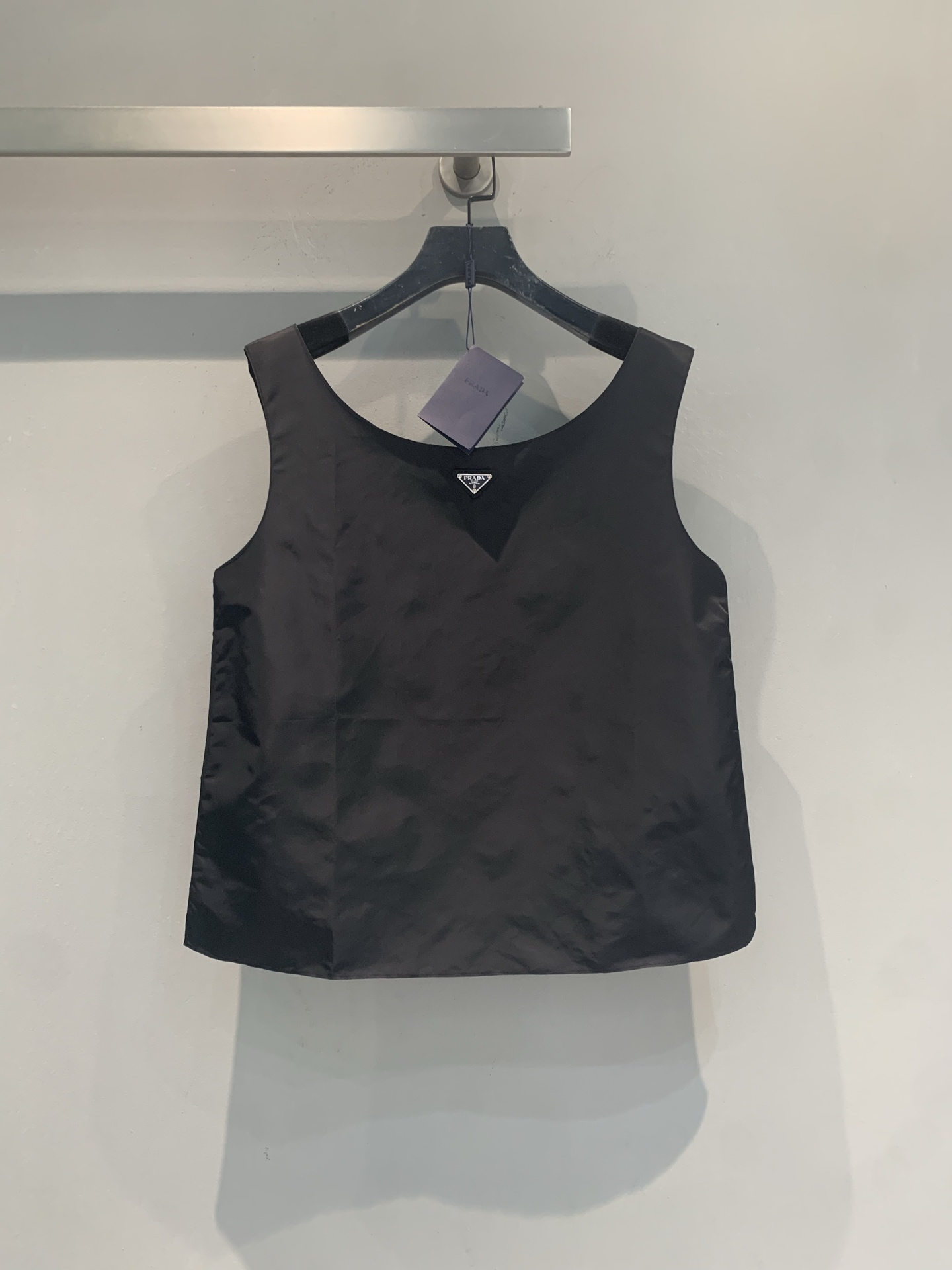NO:908007,The new model is shipping. The original development of Prad* spring and summer new trendy and versatile black sleeveless vest with triangle logo. It is made of glossy fabric, simple and elegant, and the metal triangle logo on the chest is super recognizable!  The round neck design, neat tailoring, and short version show off your body proportions. It looks great when paired with high-waisted pants or skirts, making it easy to create a high-end look. It can be easily worn for daily outings and parties, fashionable and versatile!  Code numberSML,,prada,skirts,19860909新款出货啦 原版开发 Prad*春夏新款时髦百搭三角标黑色无袖背心,采用光泽感面料,简约大方,胸前金属三角标超有辨识度！圆领设计,剪裁利落,短款版型超显身材比例,搭配高腰裤或半裙都很出彩,轻松打造高级感穿搭.日常出街、聚会都能轻松驾驭,时髦又百搭！码数SML,,prada,skirts,,Women's clothing